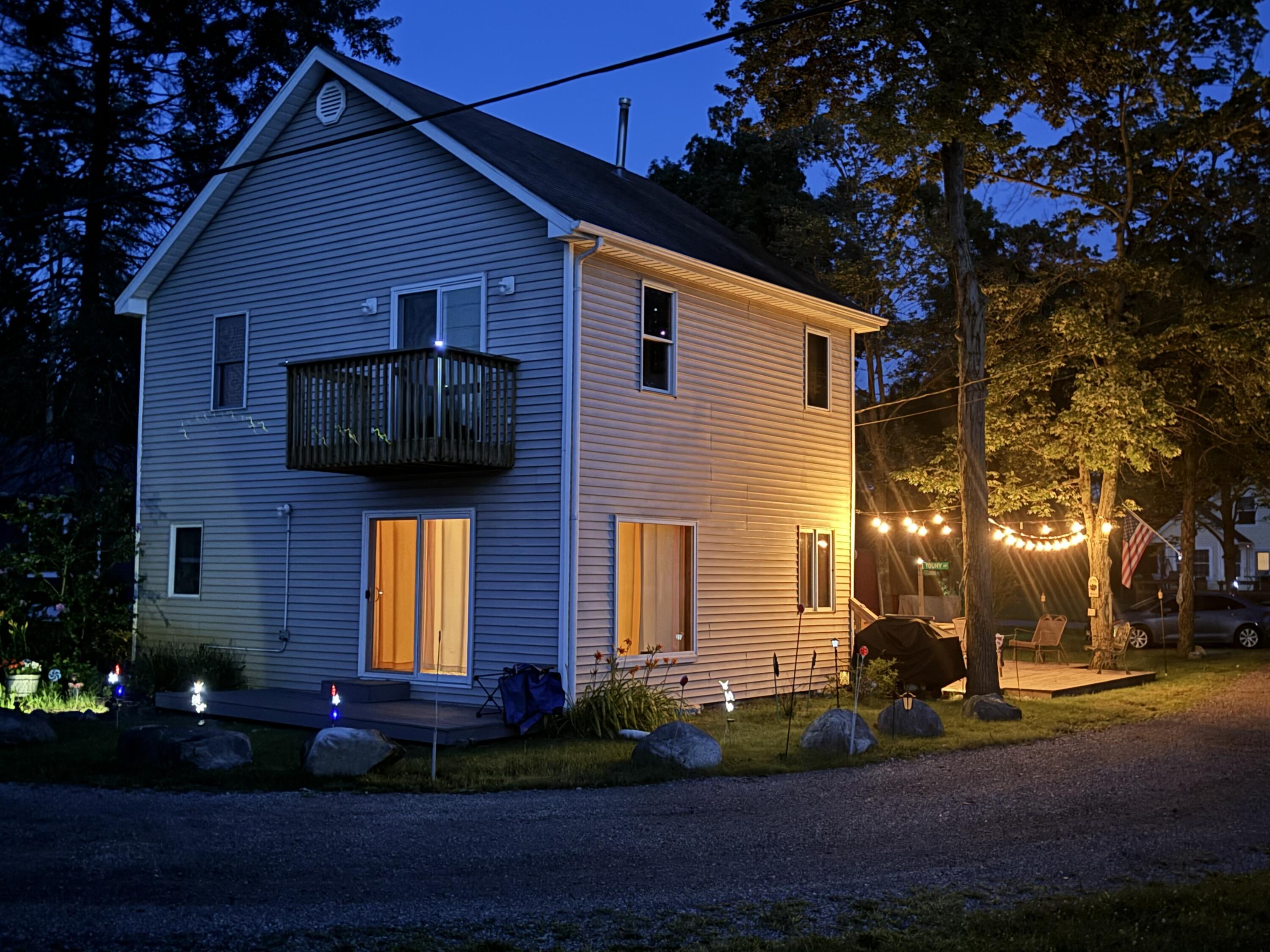 Image 2: 62560 Gilmore twilight back door