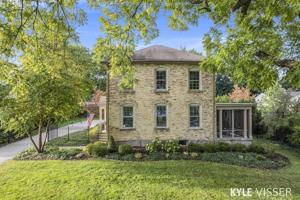 2424 Lake SE