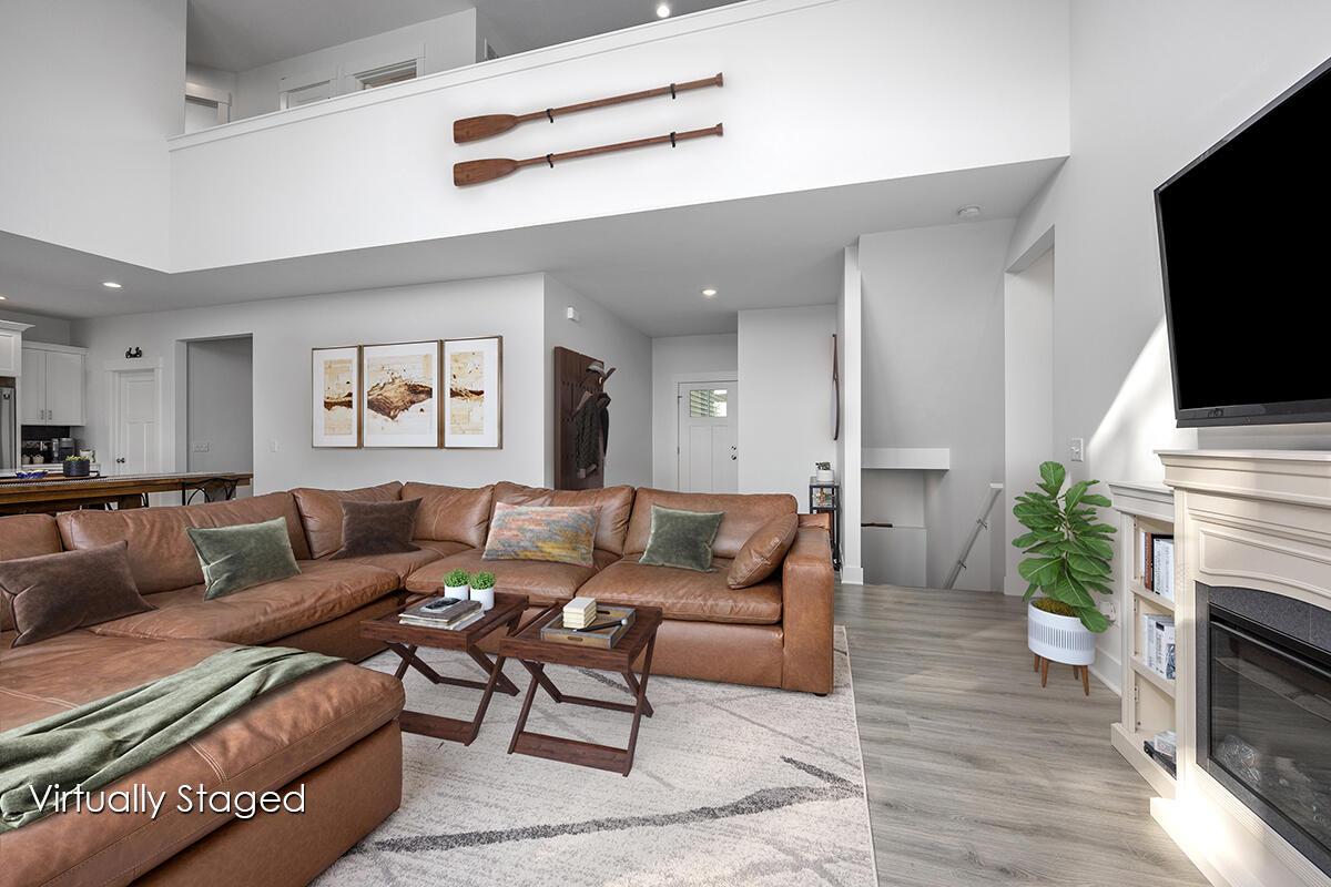 Image 3: LivingDining Entry 01