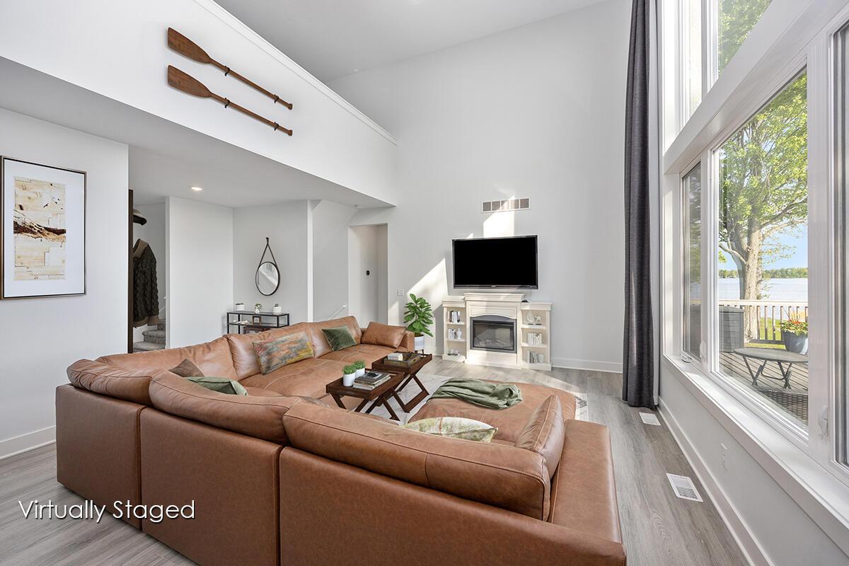 Image 4: LivingDining Entry 02