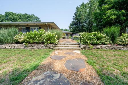 2585 Lake Bluff Terrace