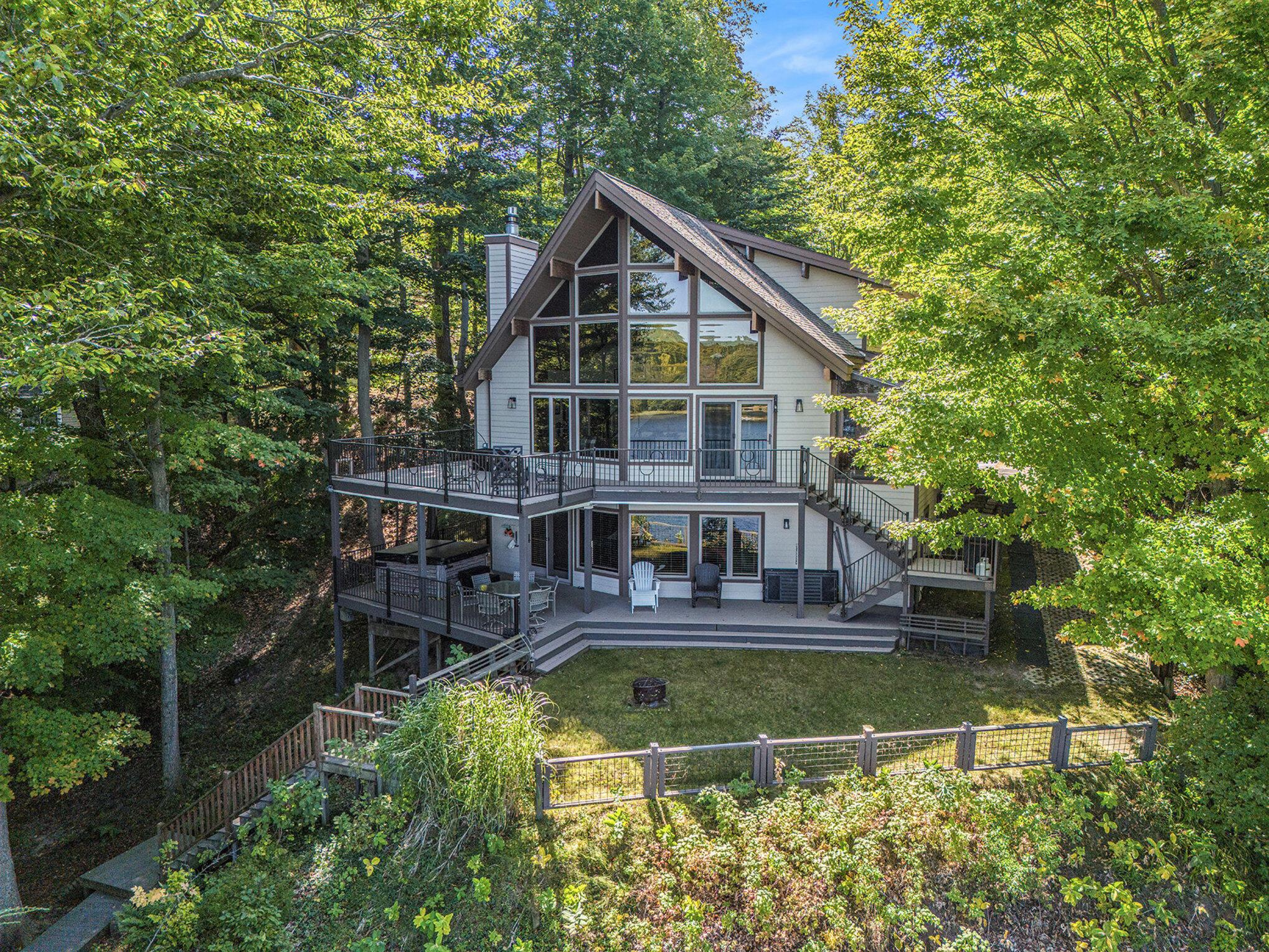 Image 4: Exterior Front