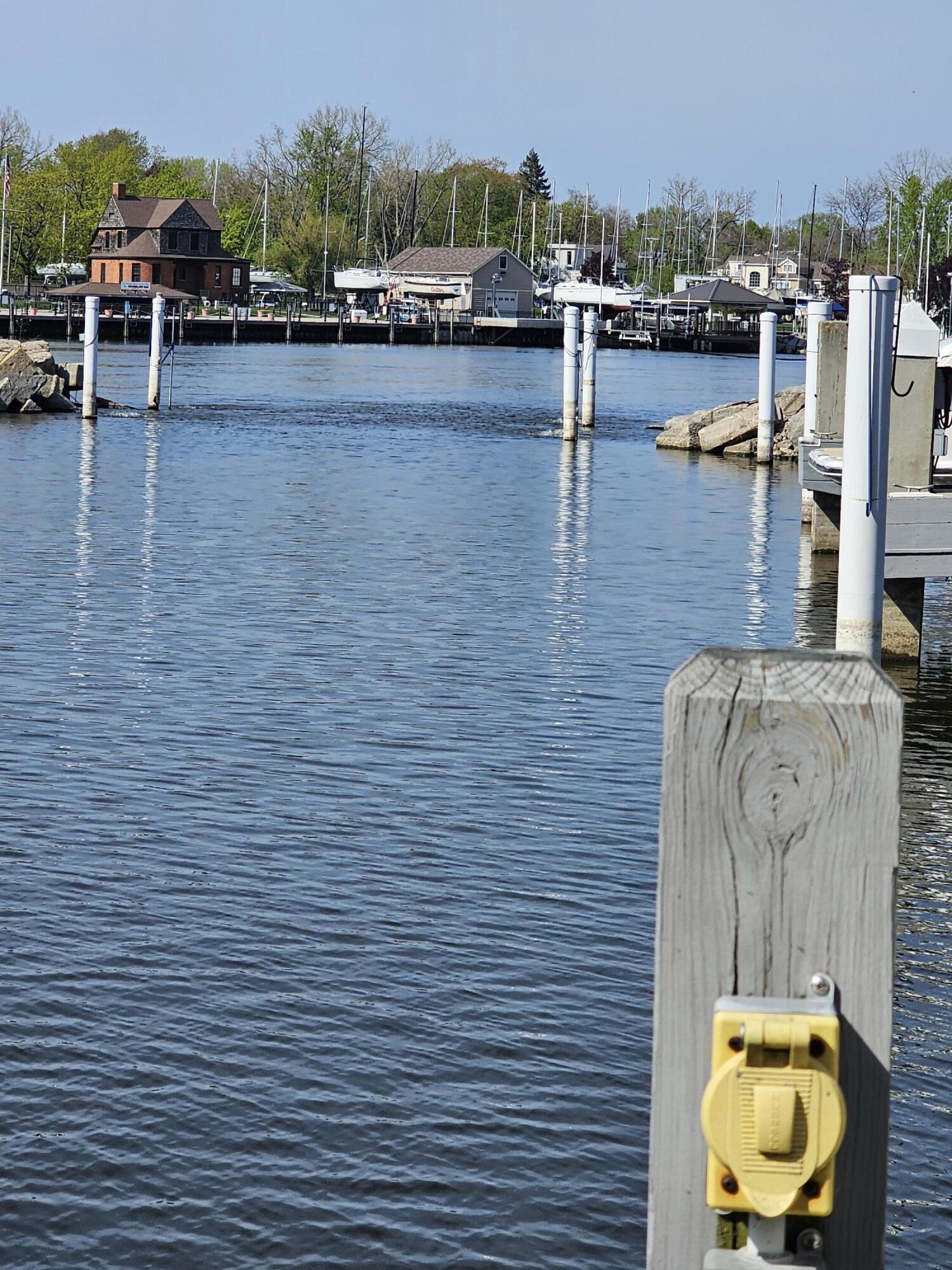 Image 3: Electric at end of dock