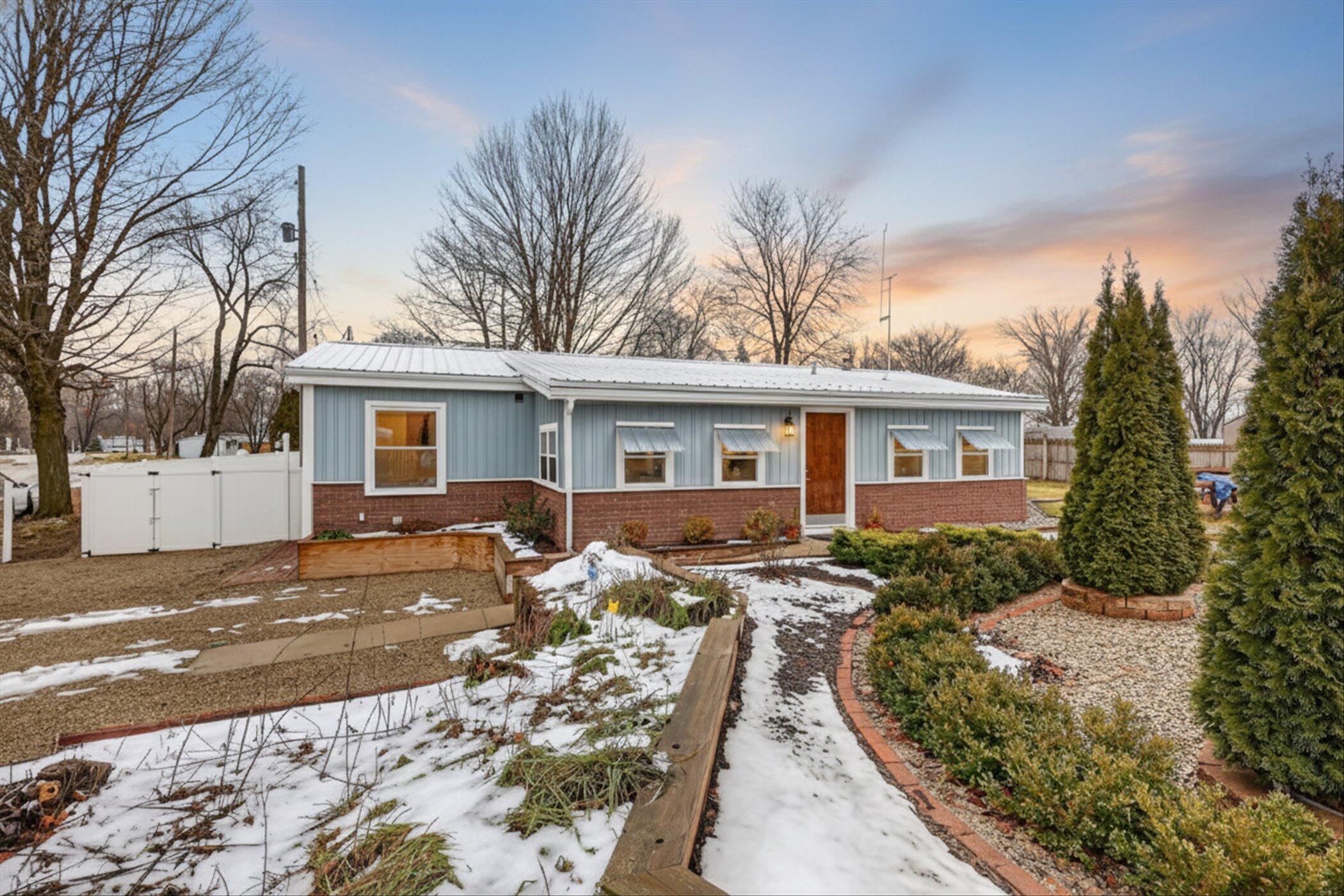 Image 1: 01-1296 Charlton Dr Hastings-Windowstill