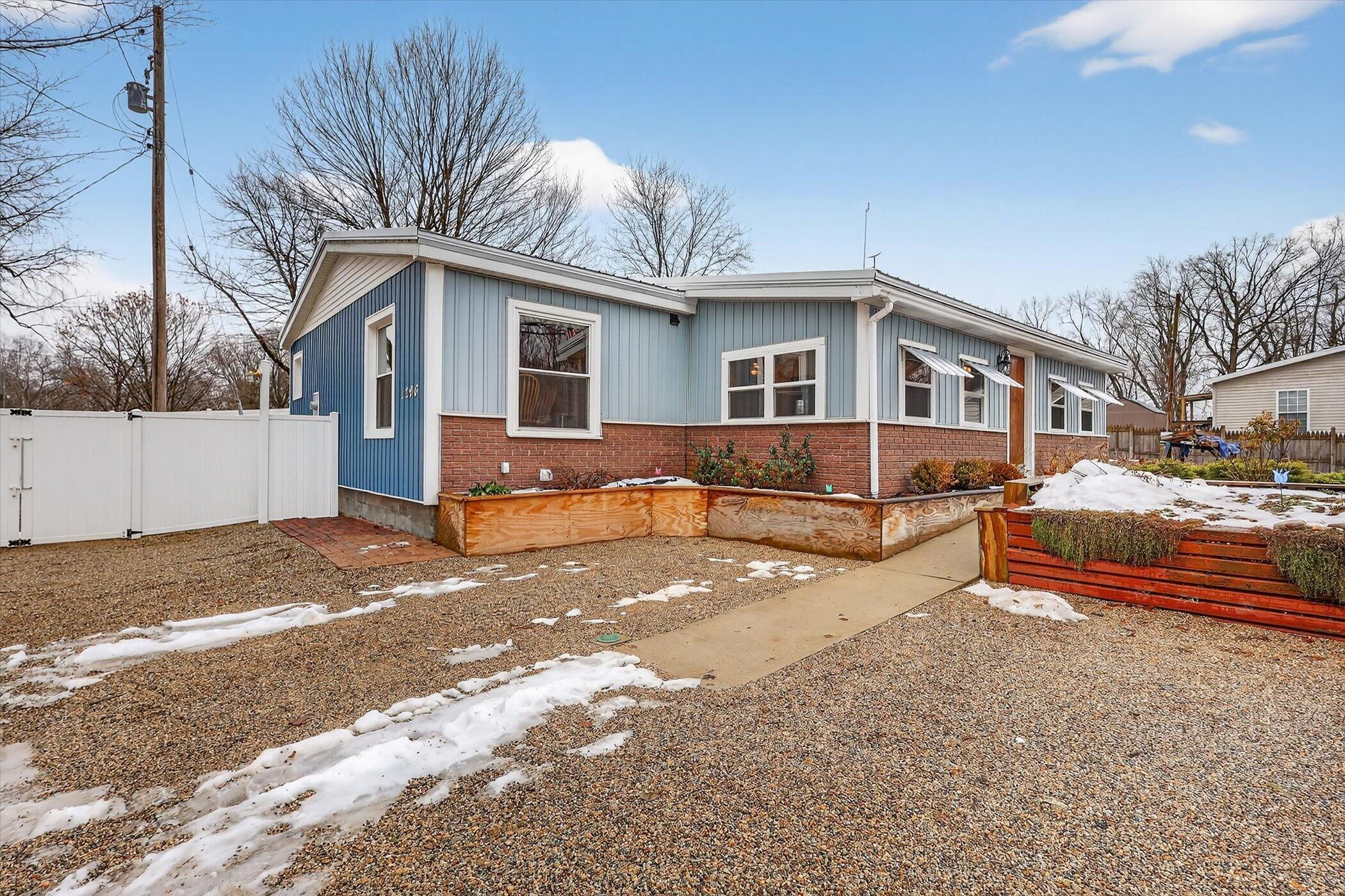 Image 2: 02-1296 Charlton Dr Hastings-Windowstill