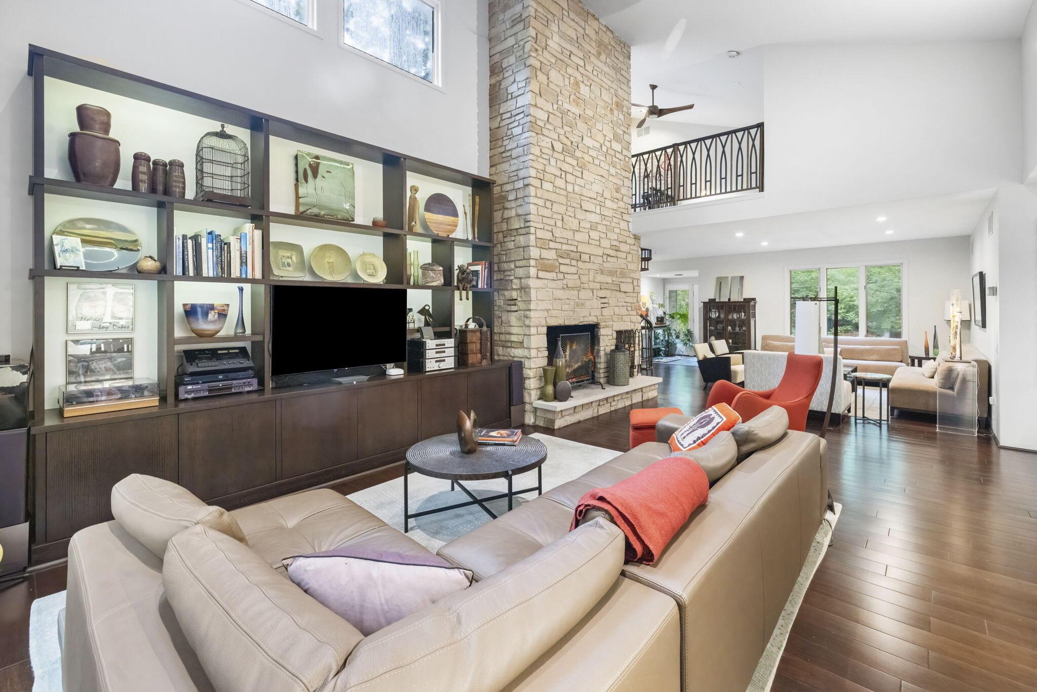 Image 4: 2 story living area