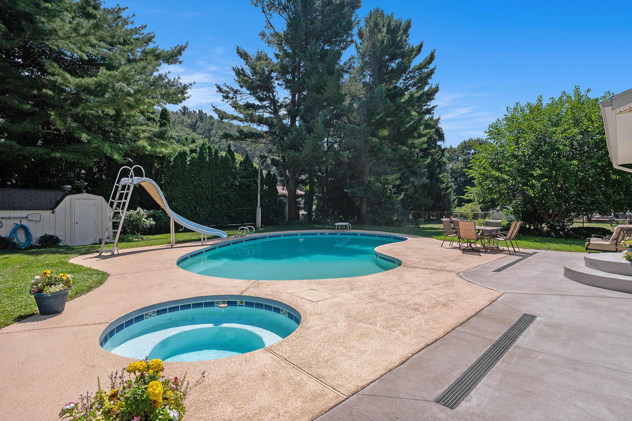 Image 4: Pool/Spa