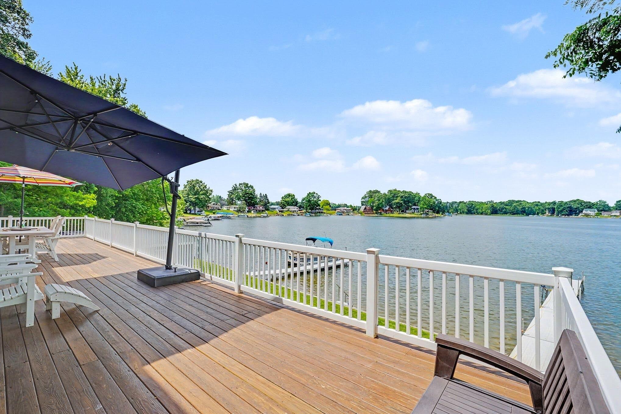 Image 3: LAKE DECK