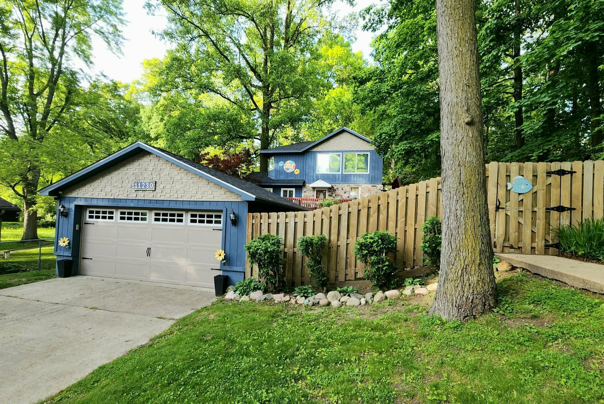 Image 1: lakeshore front pic