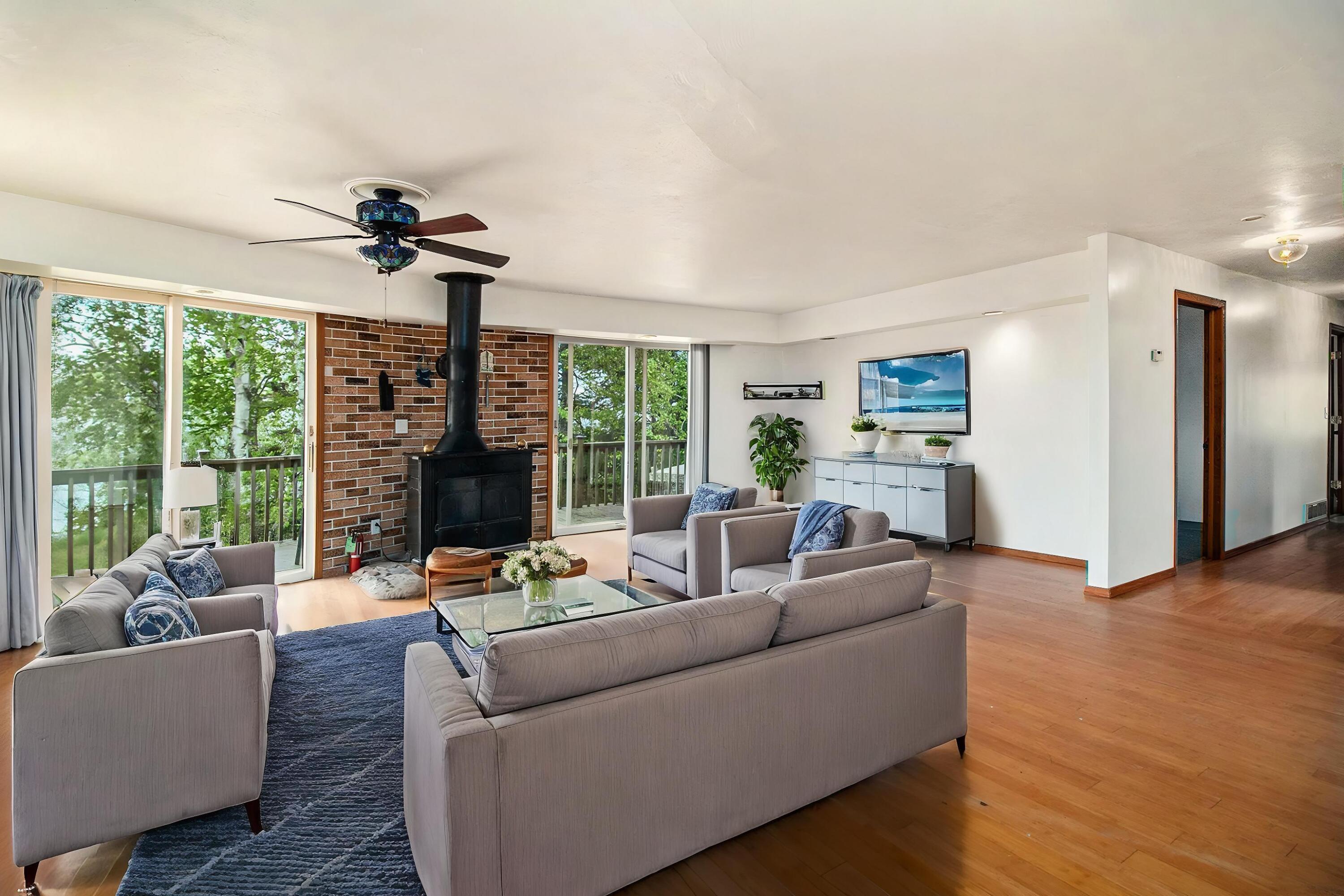Image 4: MLS Living Room