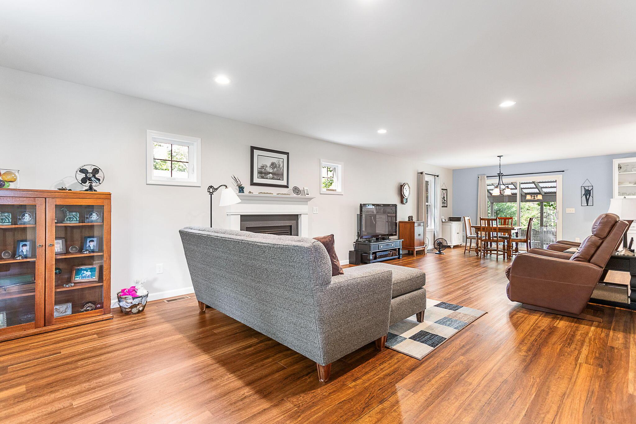 Image 4: 21-web-or-mls-82-euclid-st