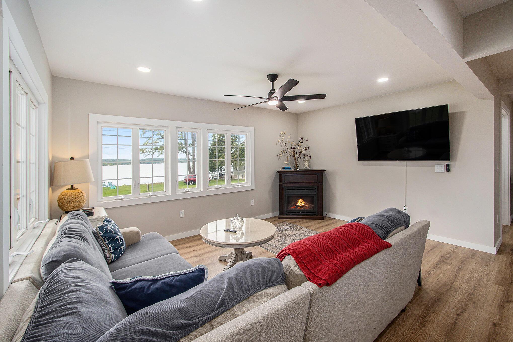 Image 4: main living area