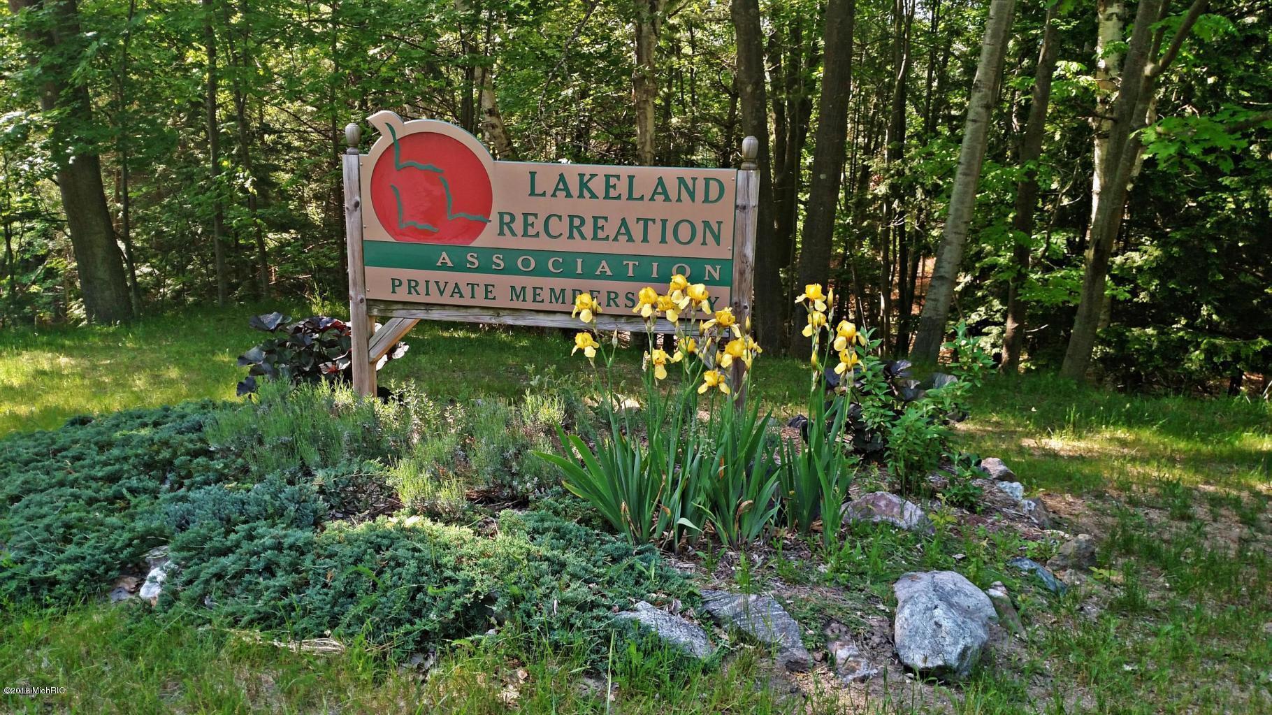 Image 4: Club house entrance