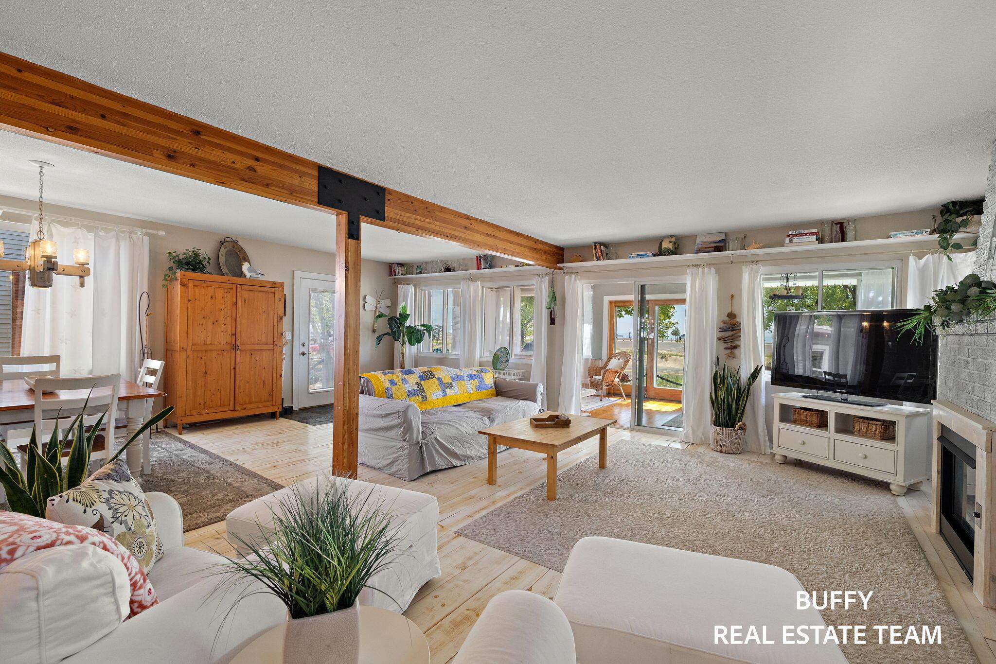 Image 4: Living Room (2)