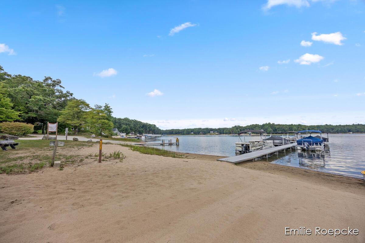 Image 3: Beachfront