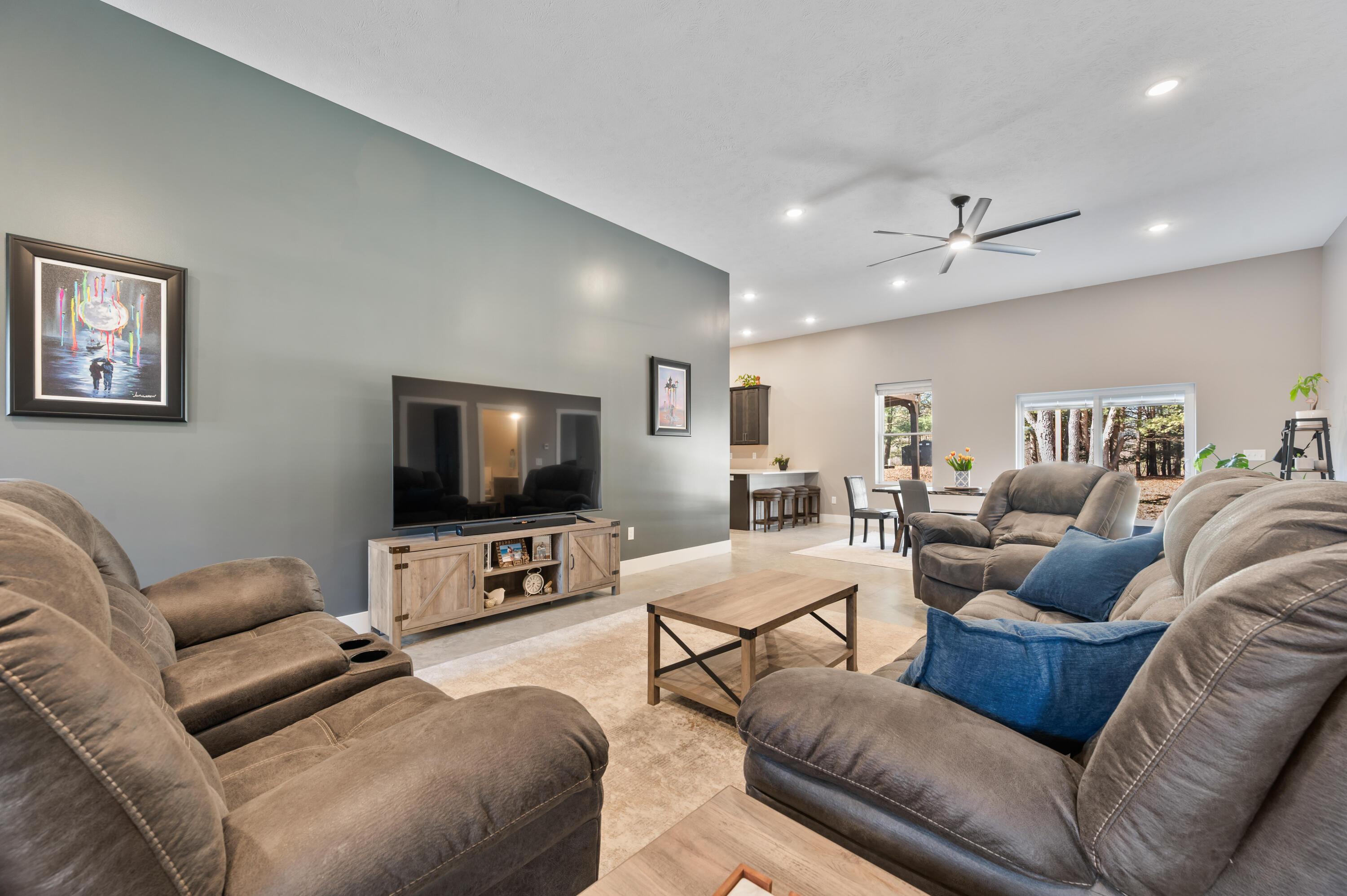 Image 3: 6349-KilkennyDr-CL-1