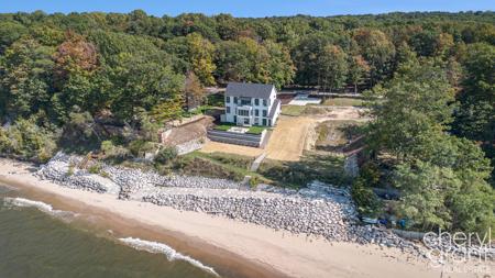 2576 Lakeshore Drive
