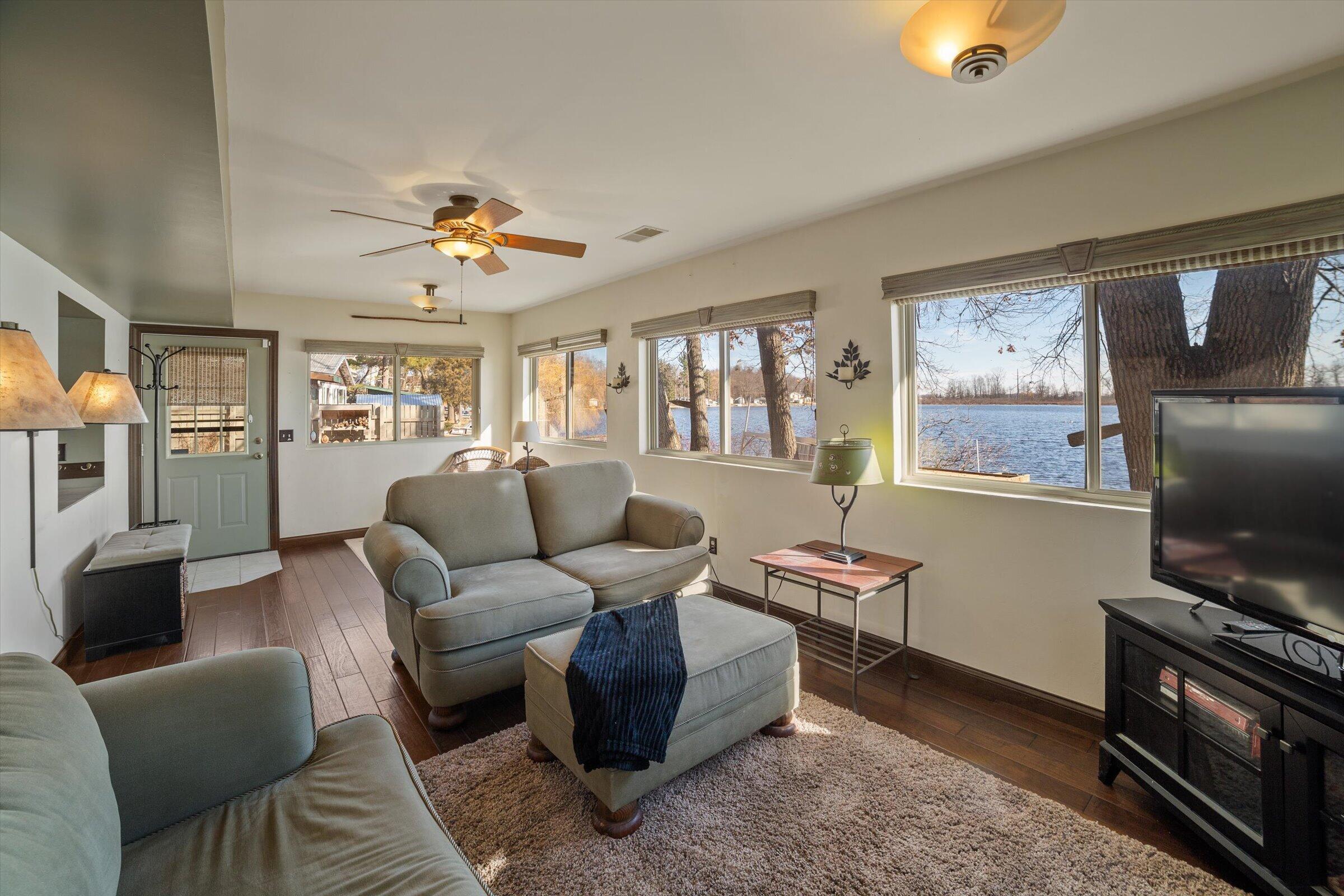 Image 3: 3 Season Room