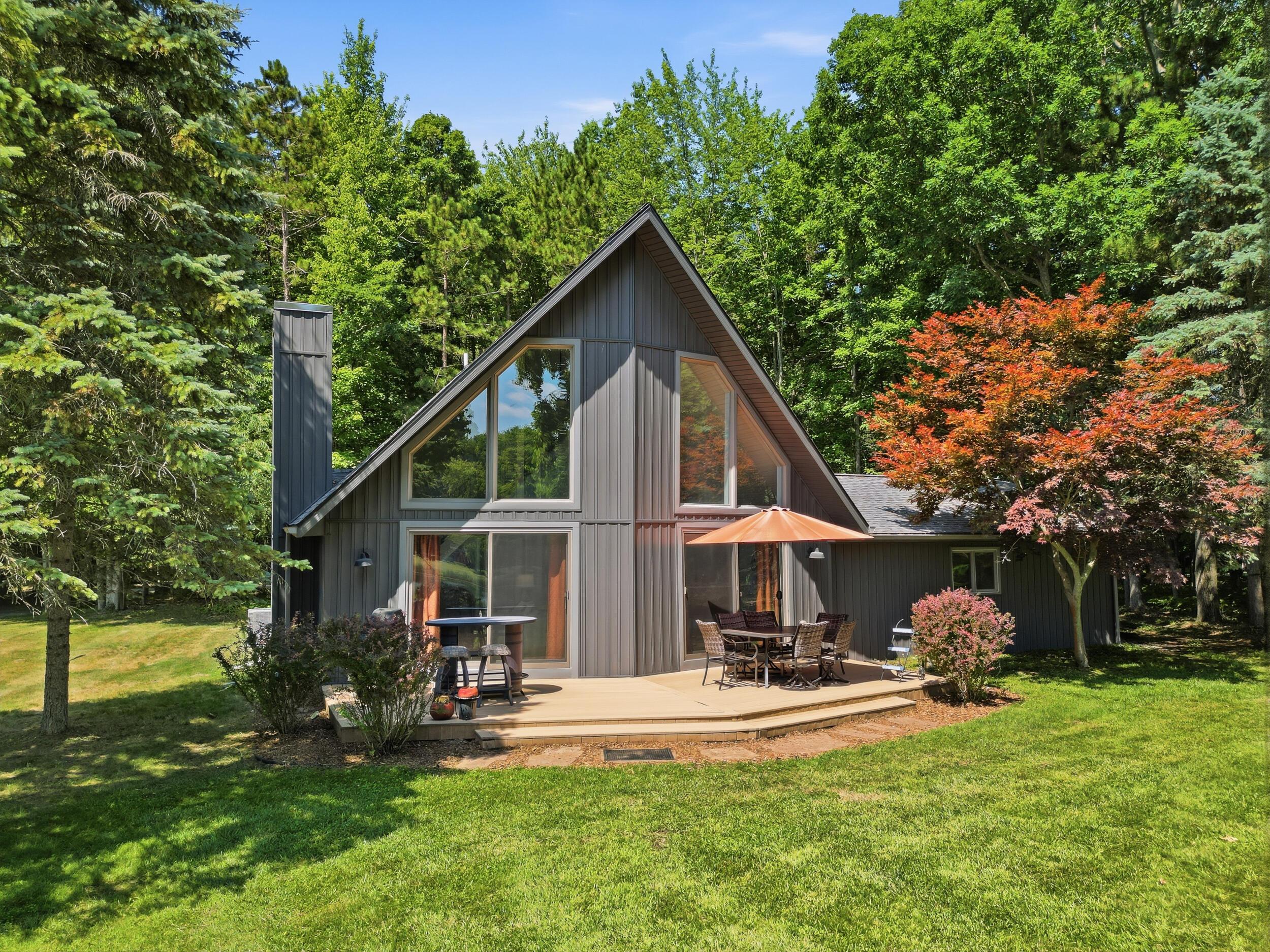 Image 2: Exterior Lakeside