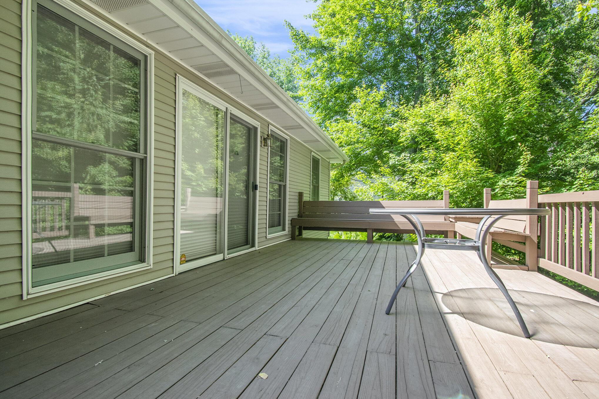Image 4: Deck off living rm