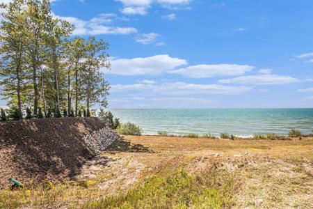 2572 Lakeshore Drive
