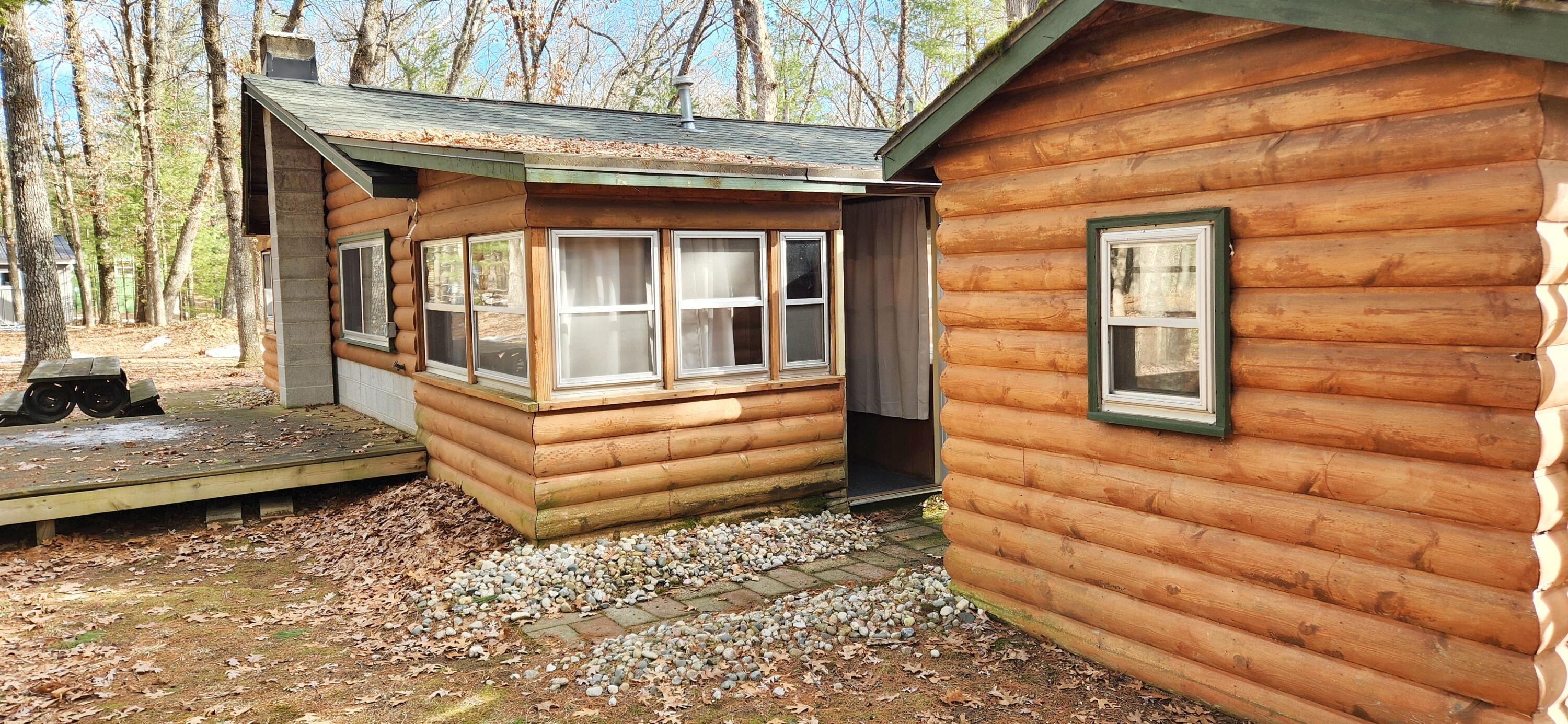 Image 3: Back of cabin