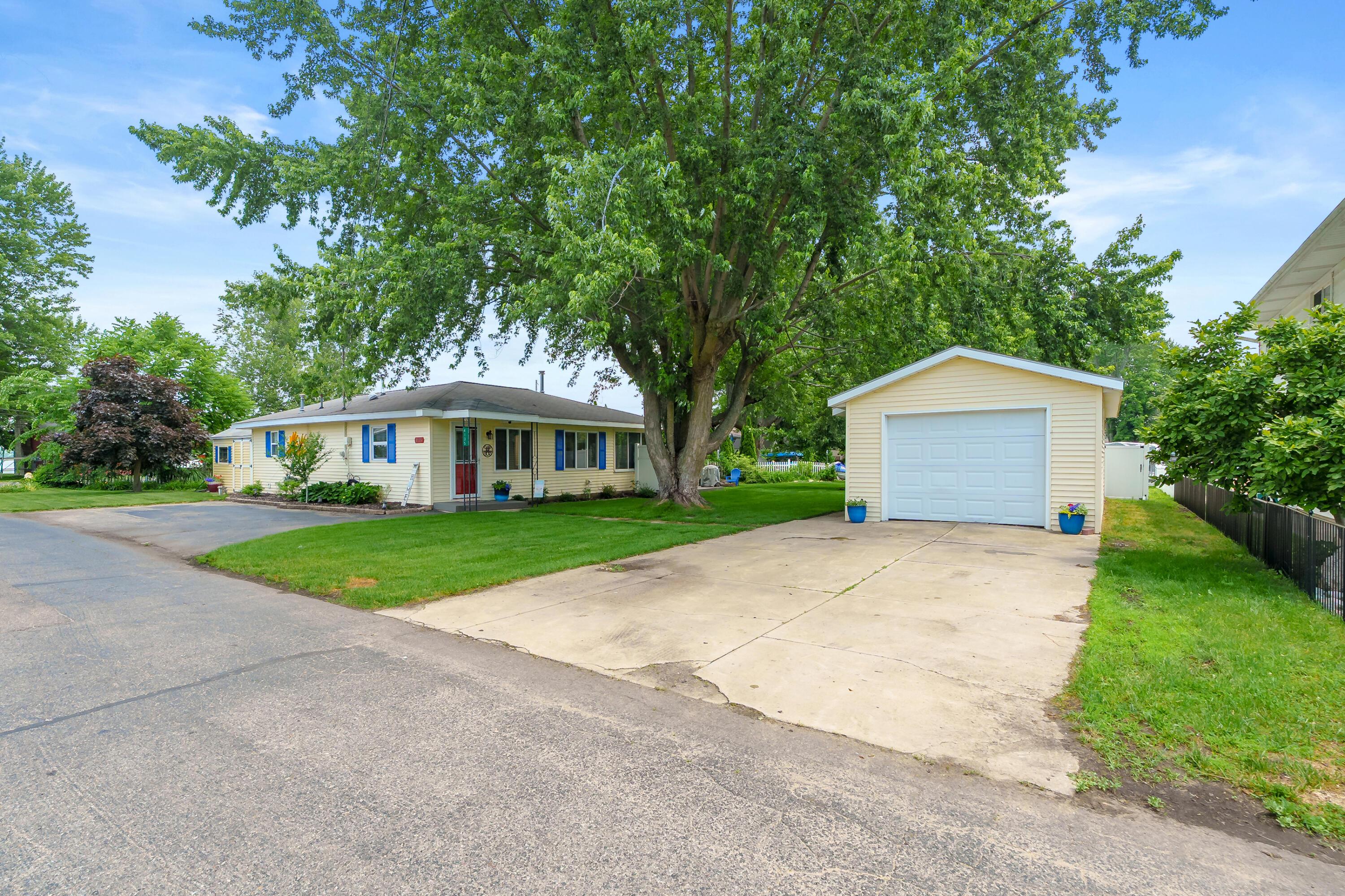 Image 2: Joy Rd W 4135 Shelbyville 49344-36