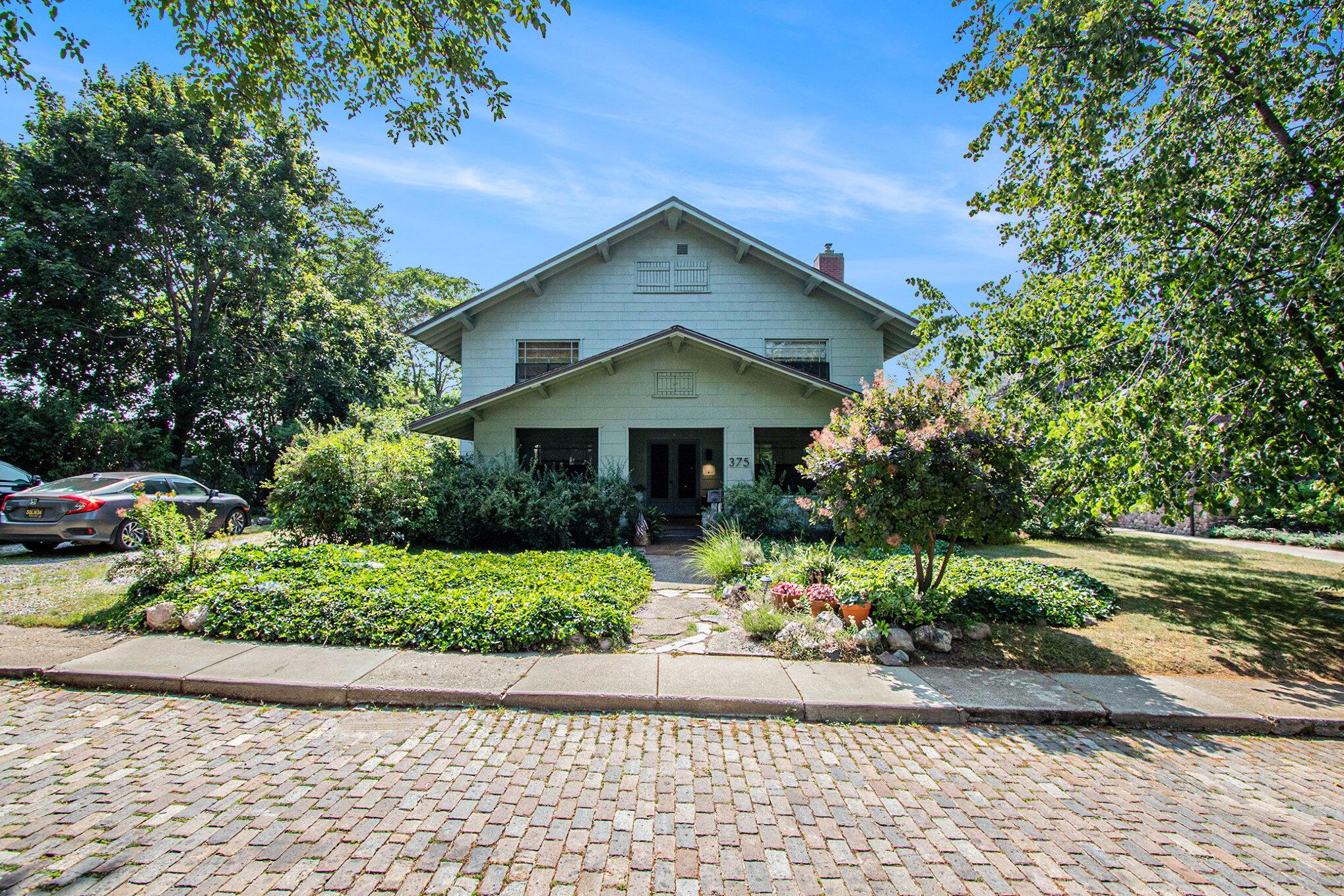 Image 2: 375 Ridgeway