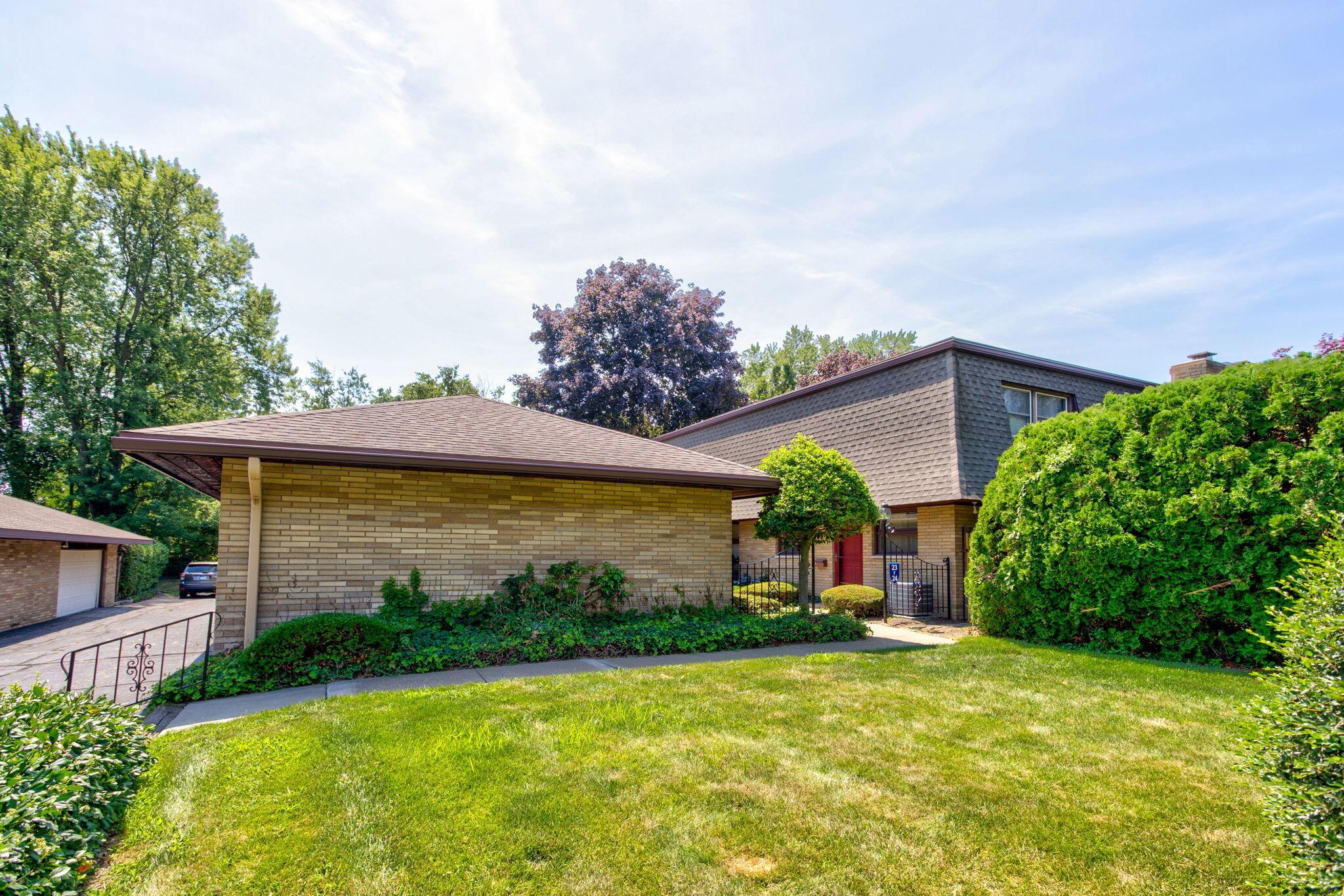 Image 2: 4-web-or-mls-2727-s-lakeshore-dr