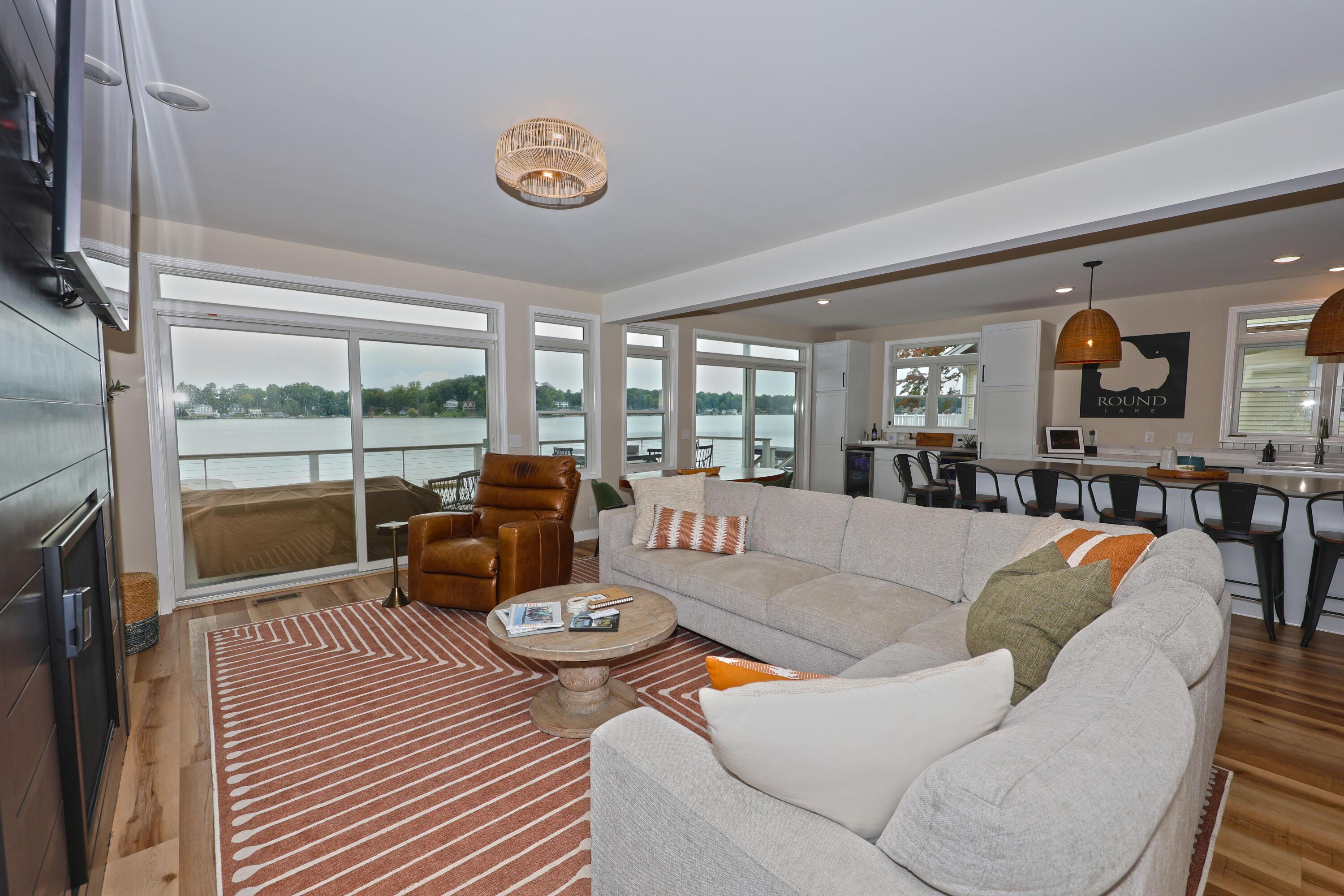 Image 4: Living Area