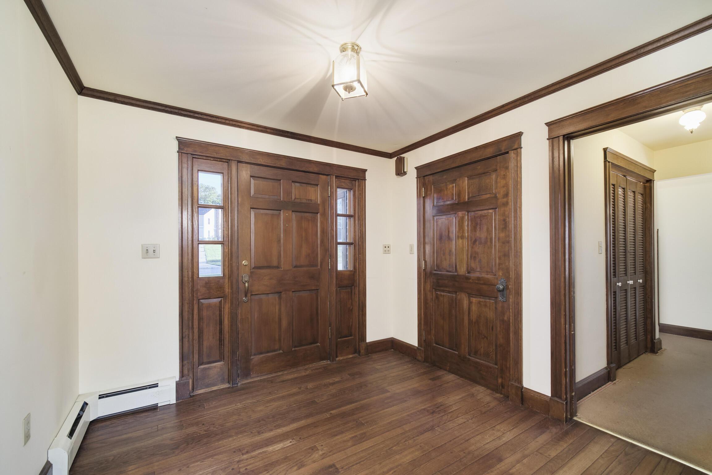 Image 4: Front Entry