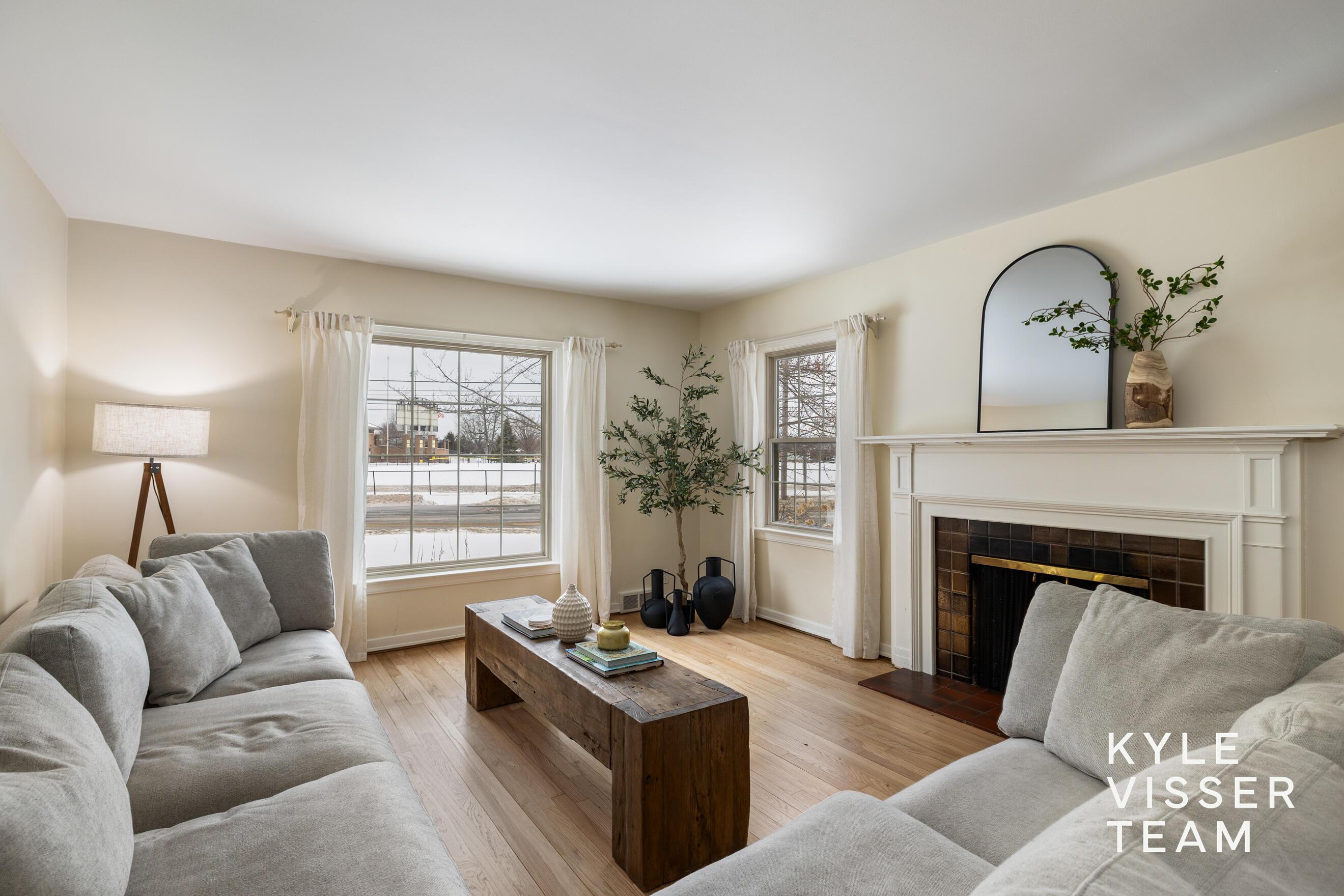 Image 4: Living Room