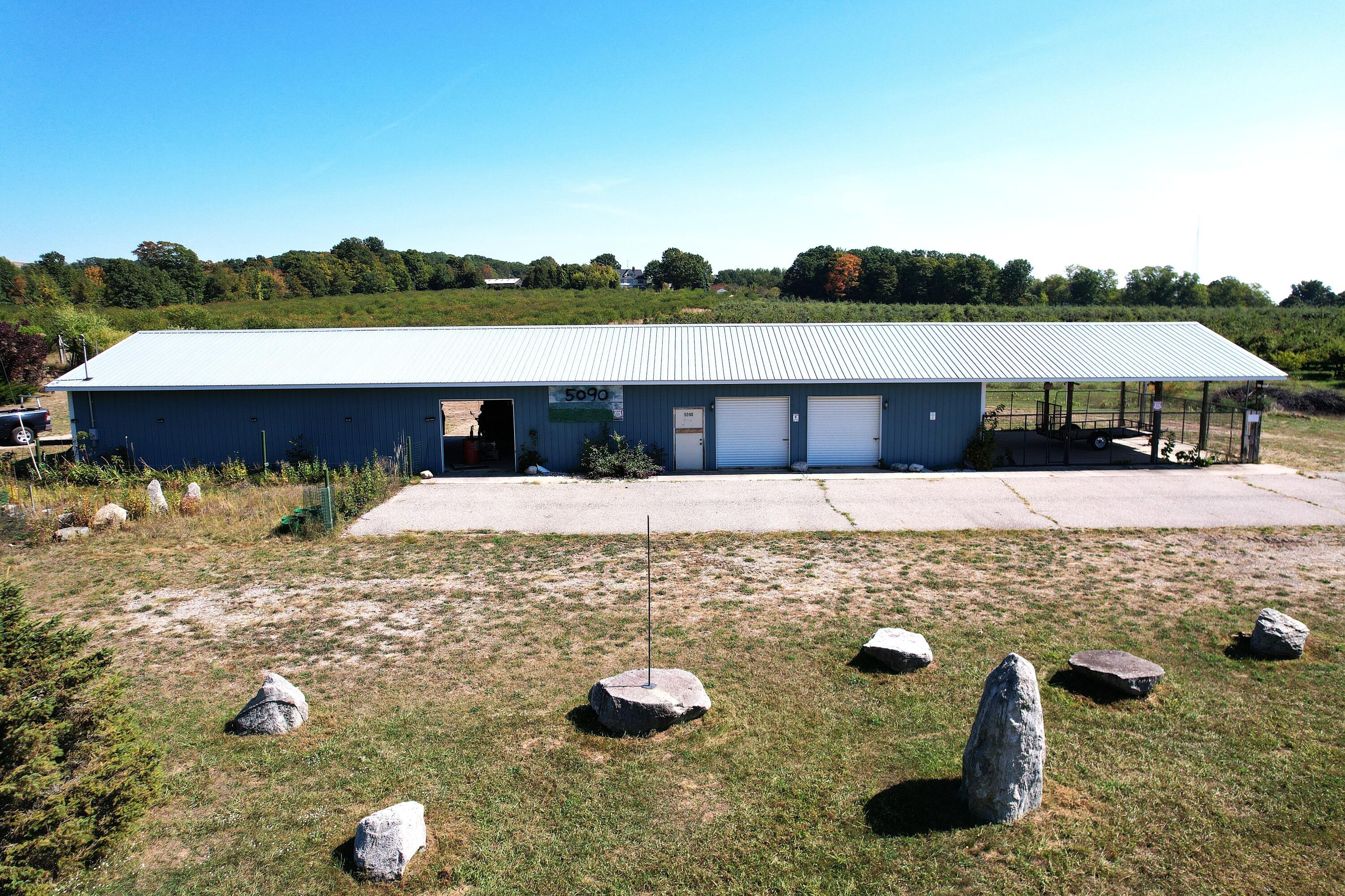 Image 4: 30 x 100 Commercial Building