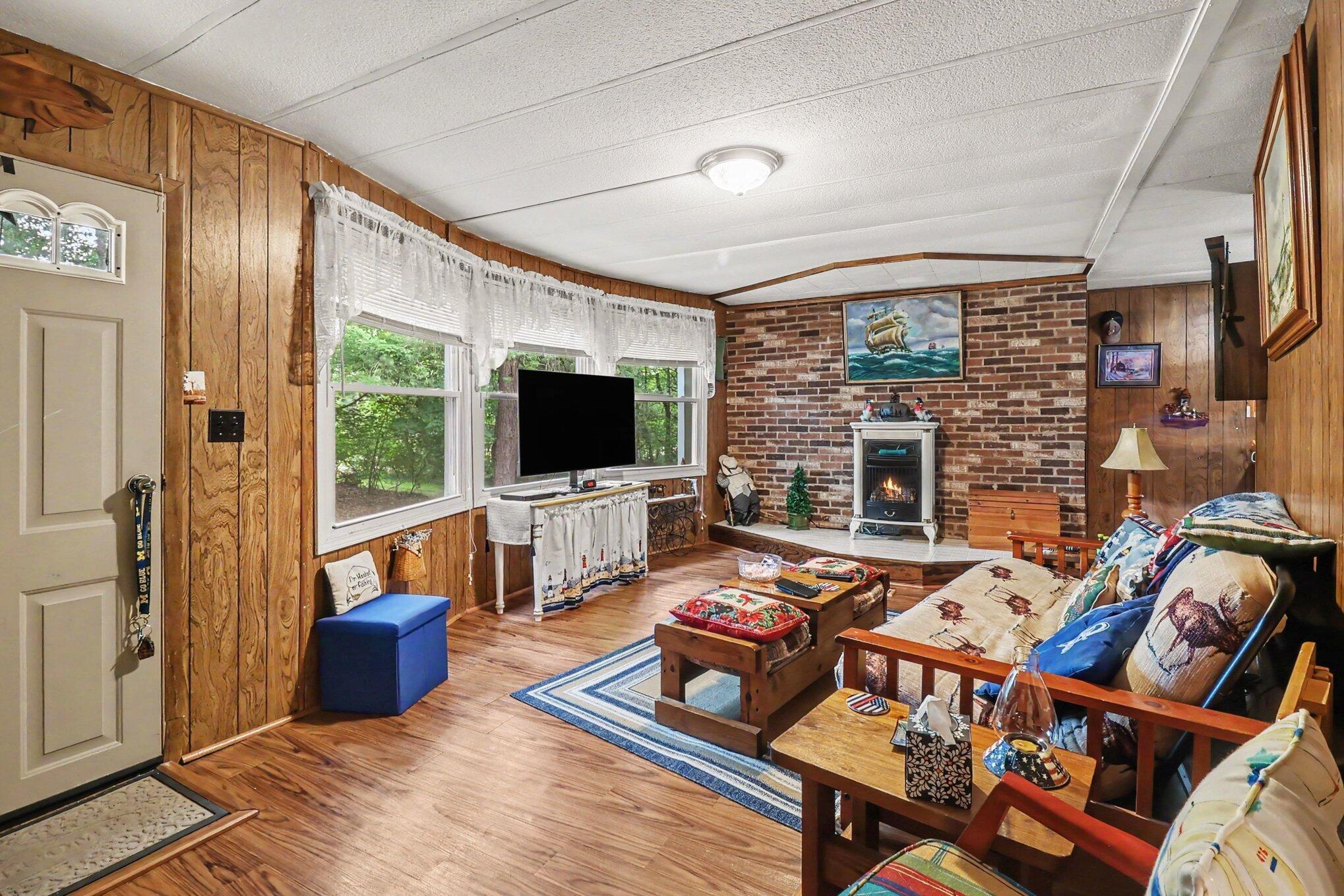Image 4: Living Room
