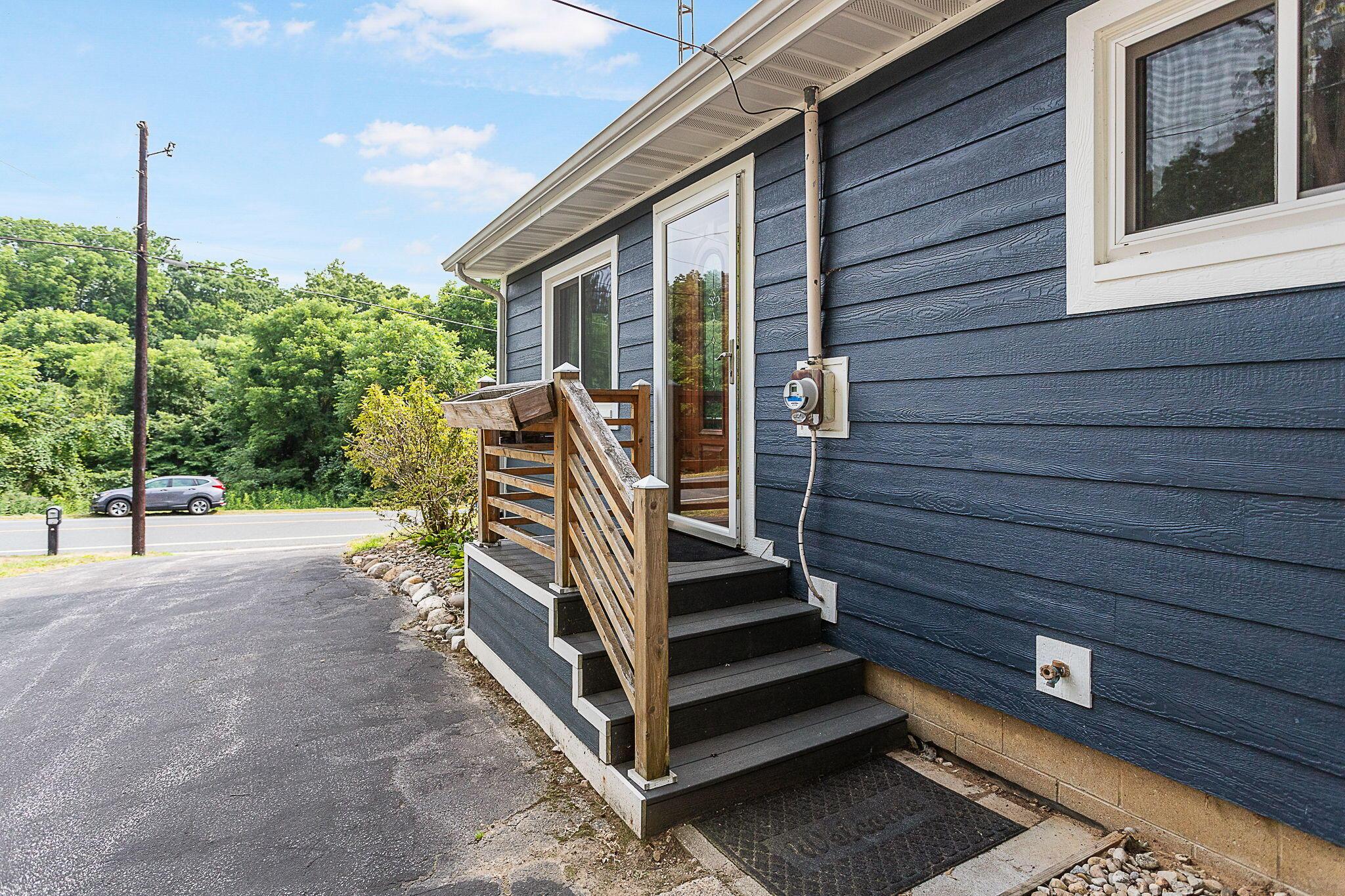 Image 3: 4-web-or-mls-3387-e-snow-rd