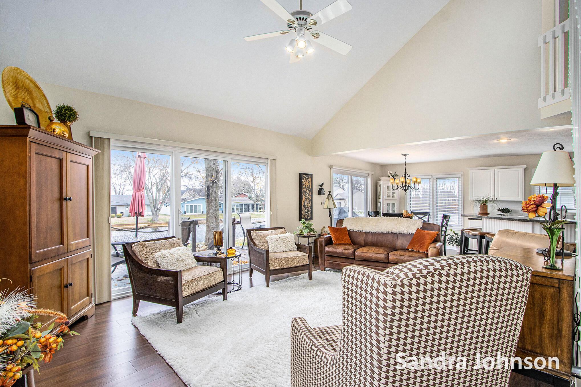 Image 4: Living Room