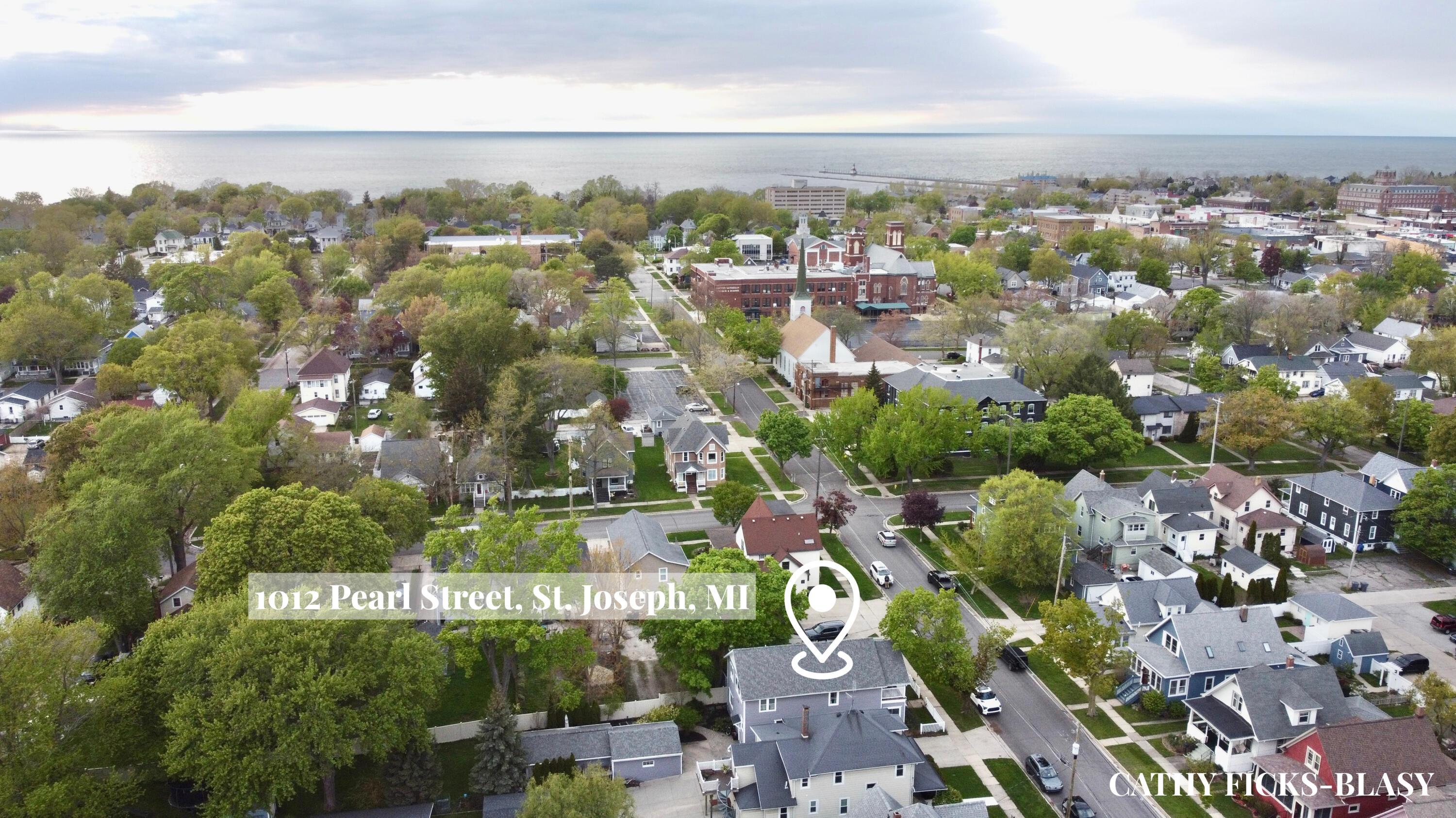 Image 2: 1012 Pearl St, St. Joseph, MI 49085