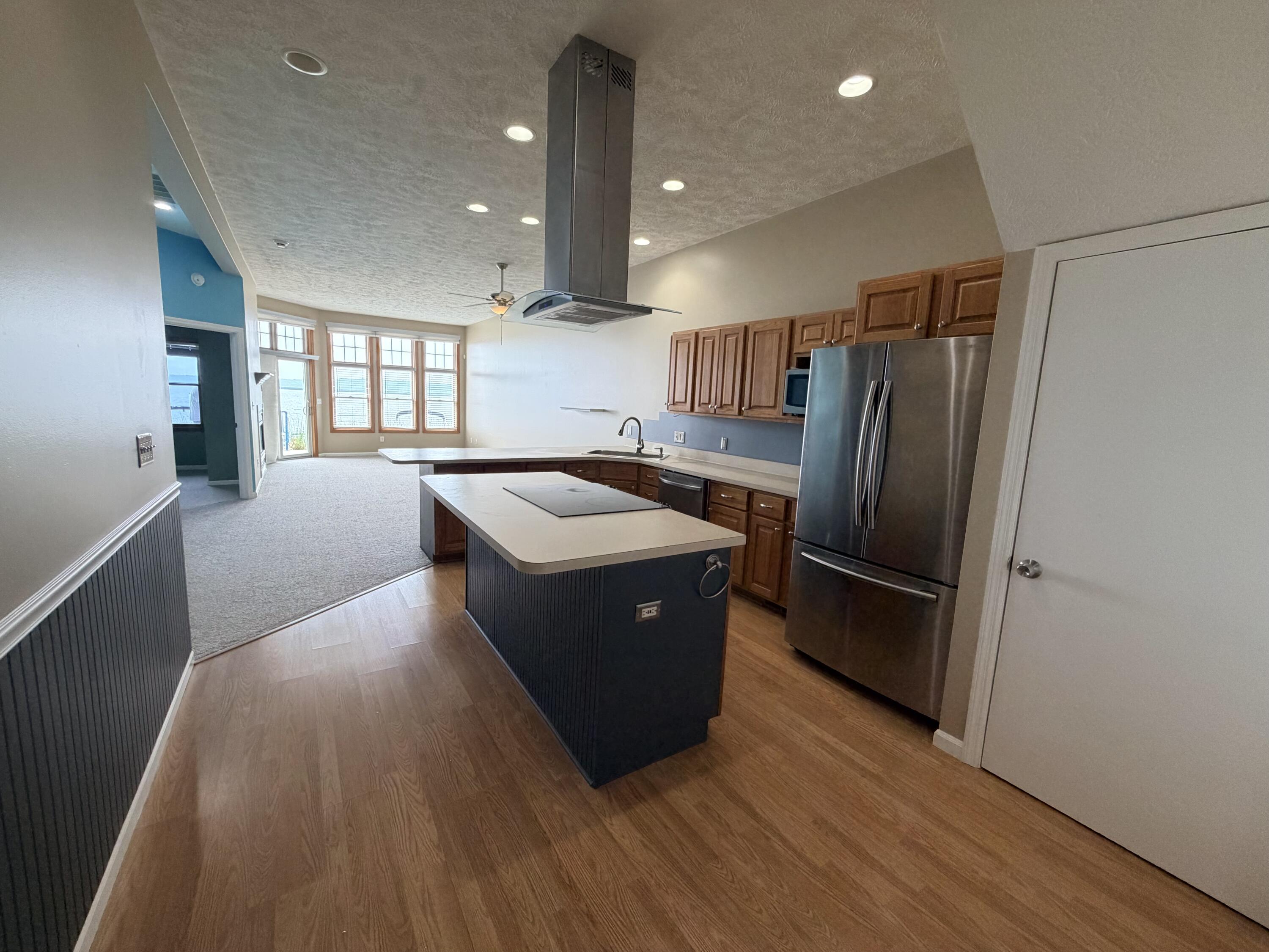Image 4: Kitchen