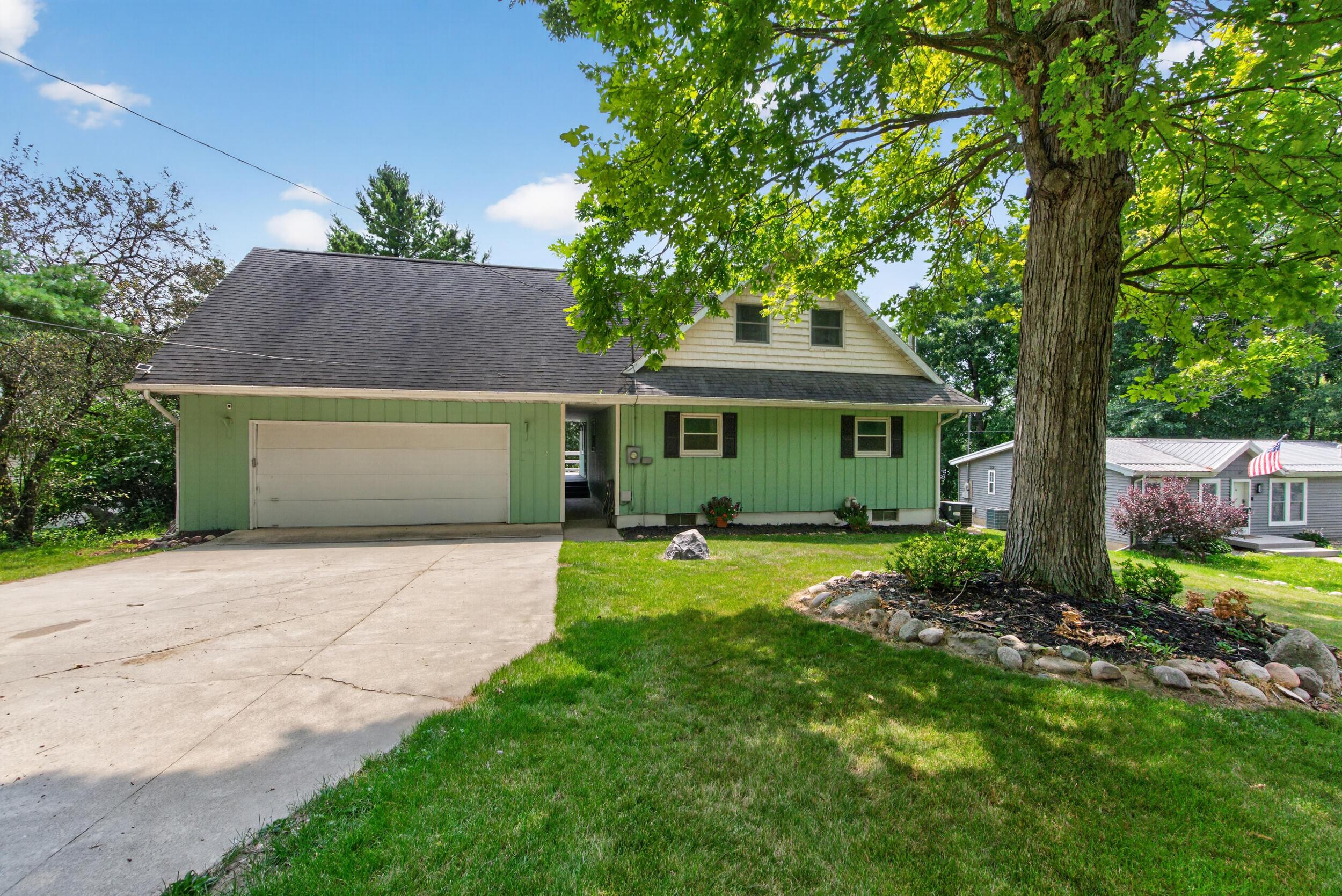 Image 1: 539 Fox Lake Trail, Horton, MI 49246