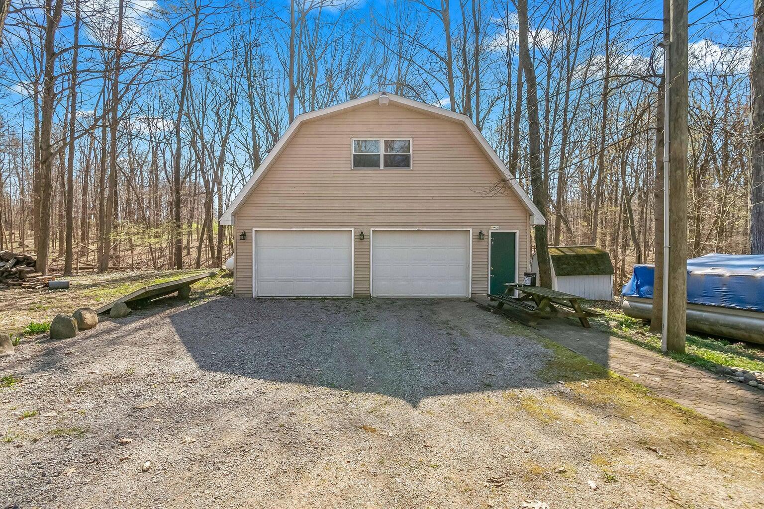 Image 1: 3549 Alpine Ct Barn