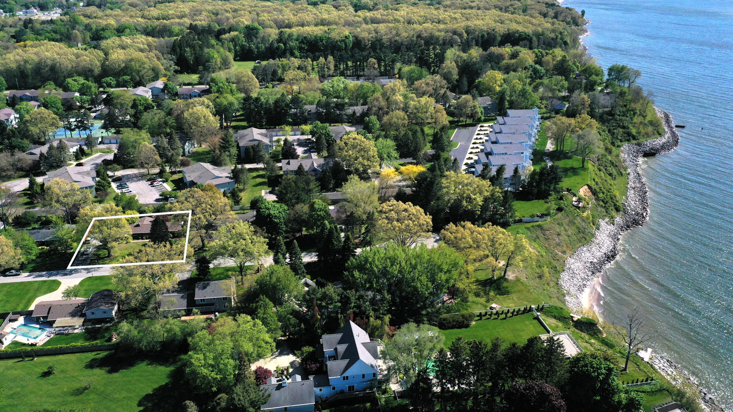 Image 3: Lakebluffdrone3