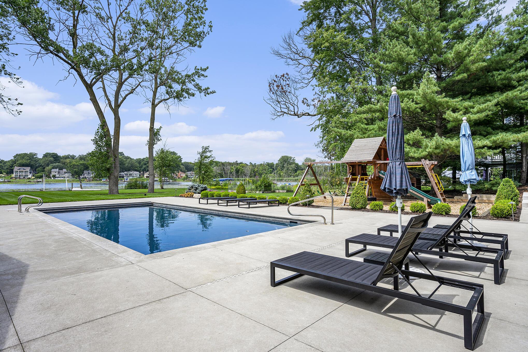 Image 4: Pool and Lake