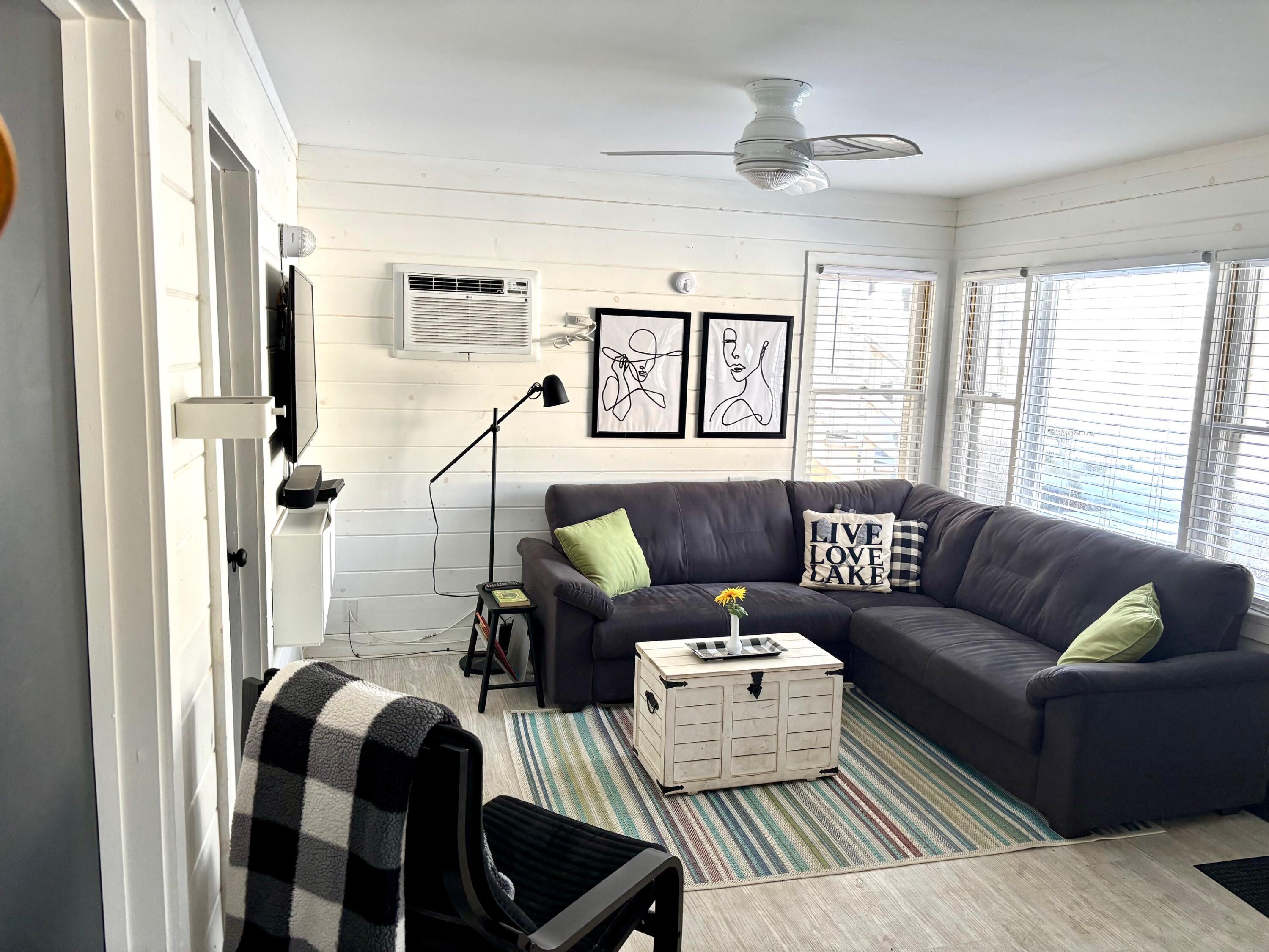 Image 2: Living Room 1