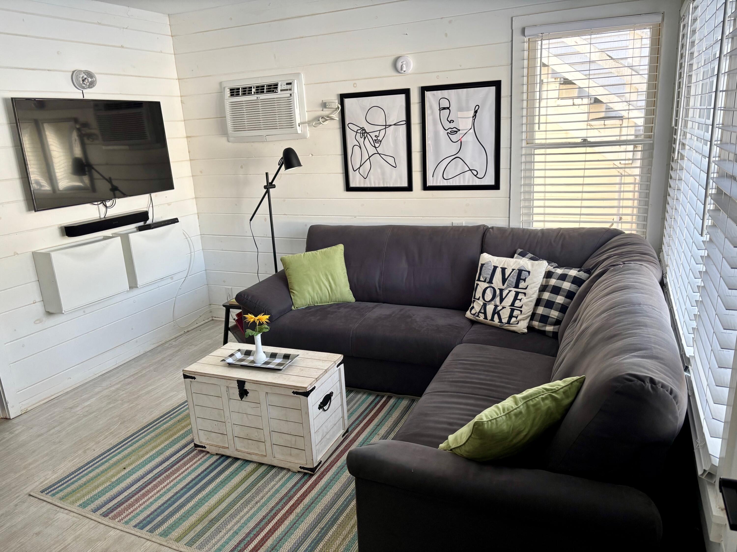 Image 3: Living Room 2 (1)