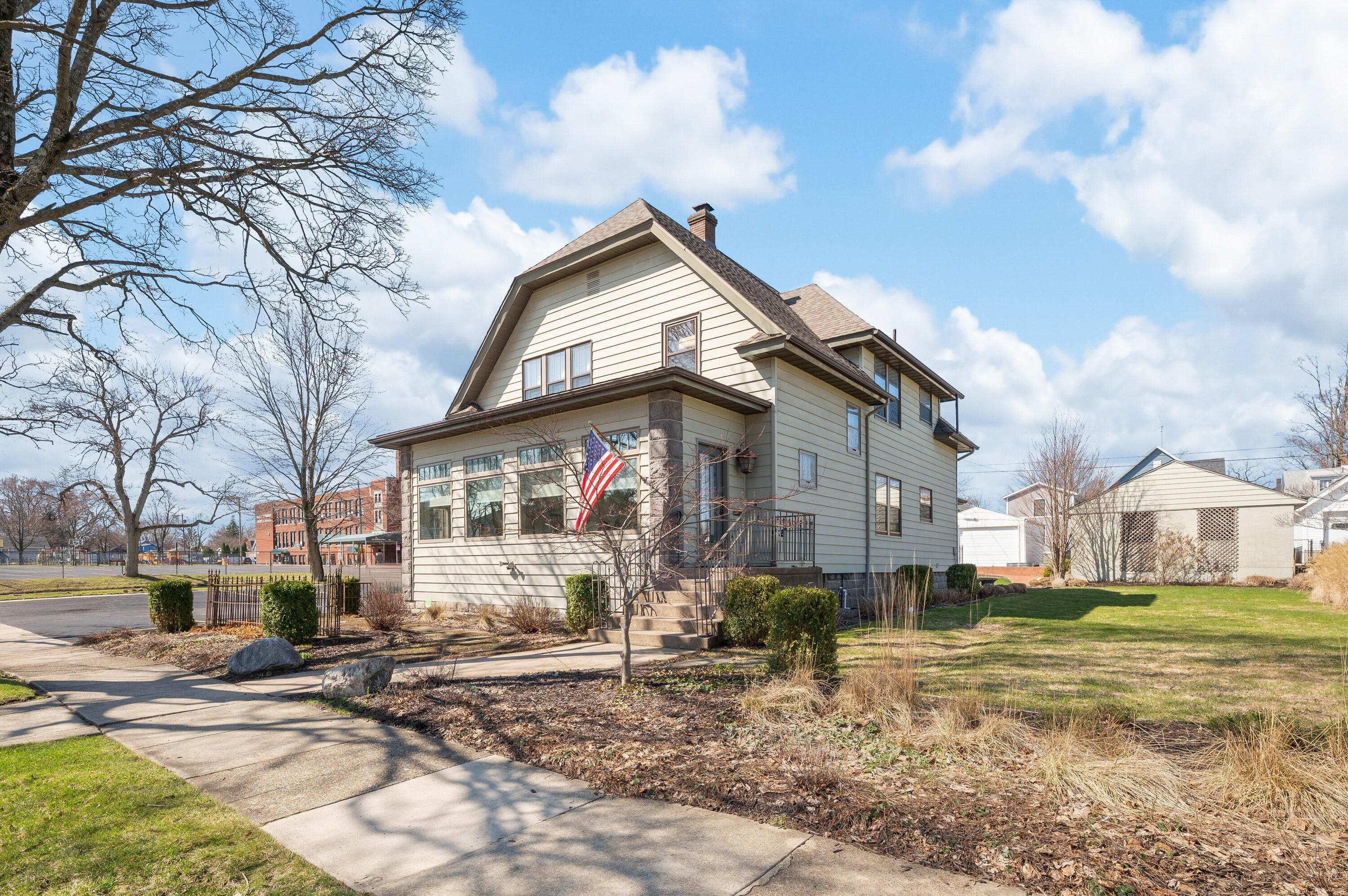 Image 1: 560 Church St