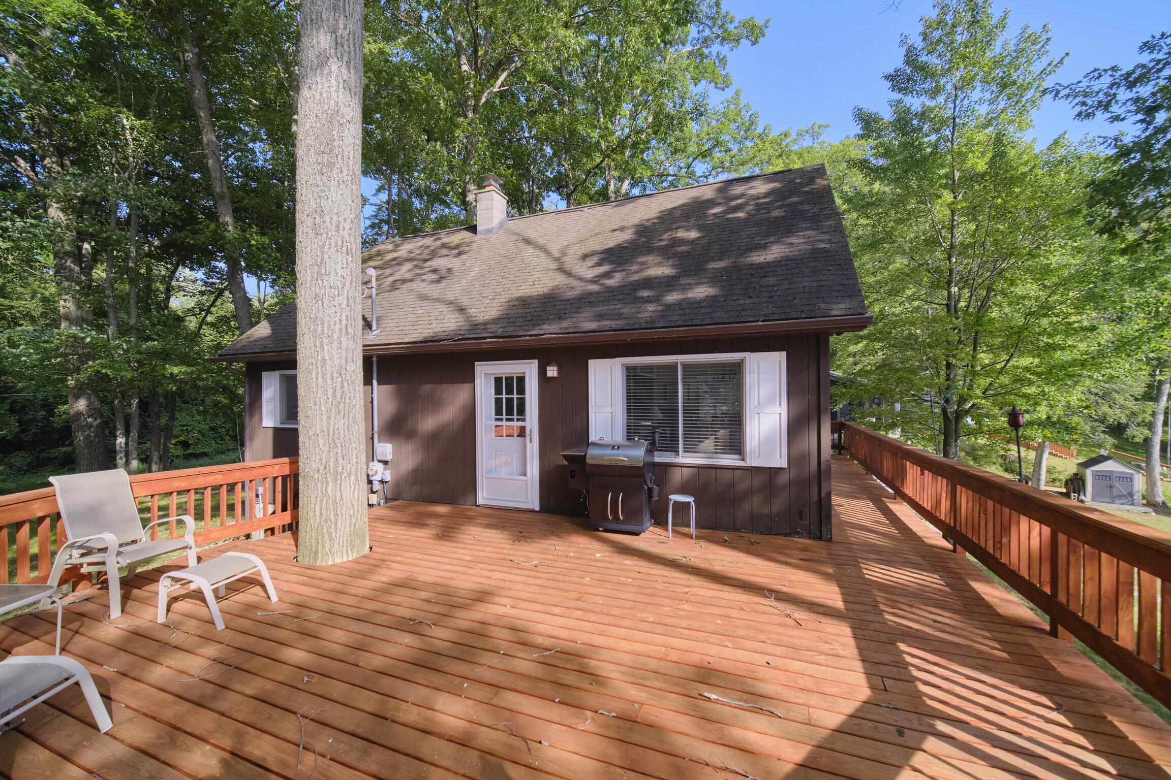 Image 3: Deck