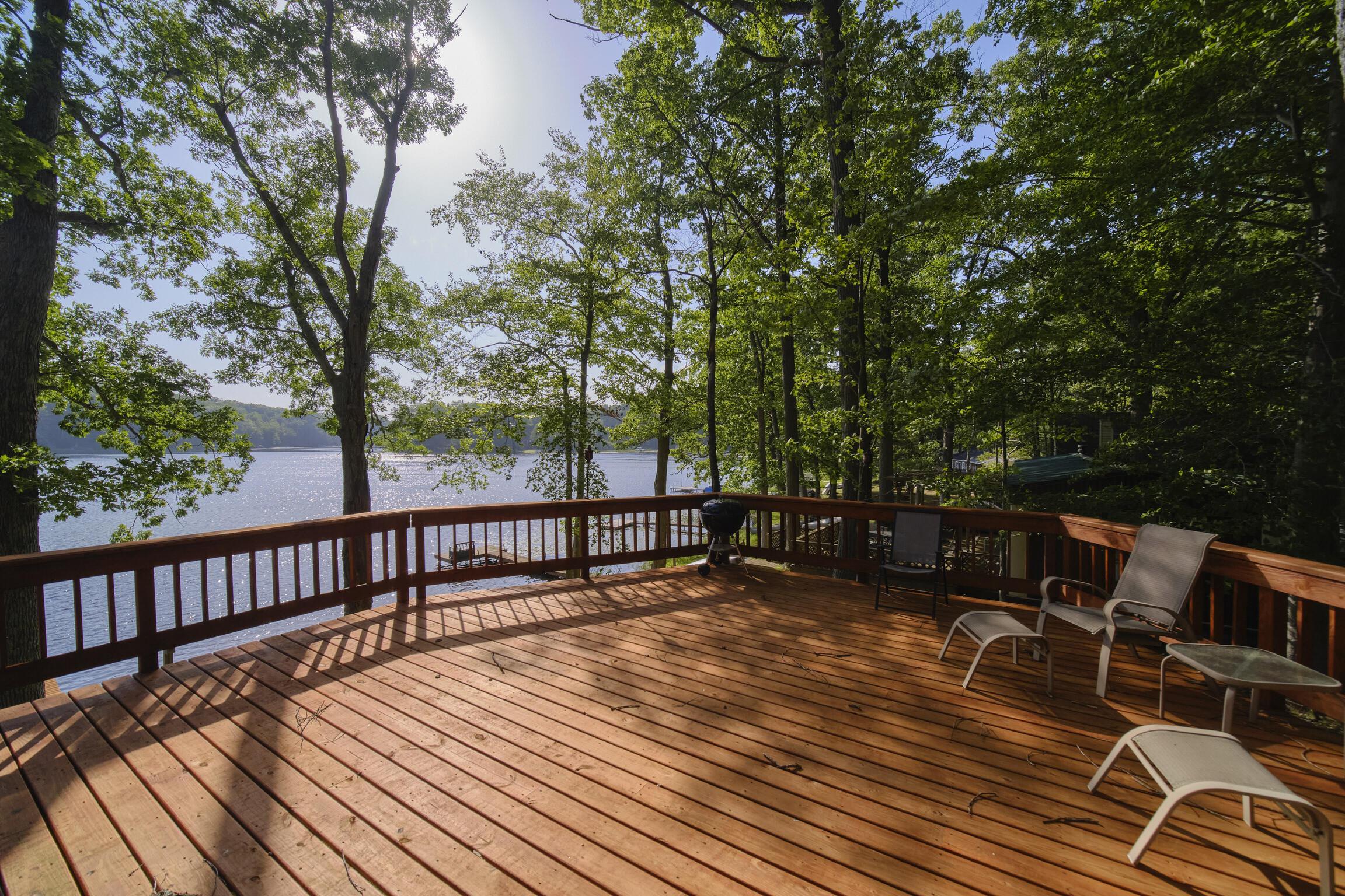 Image 4: Deck