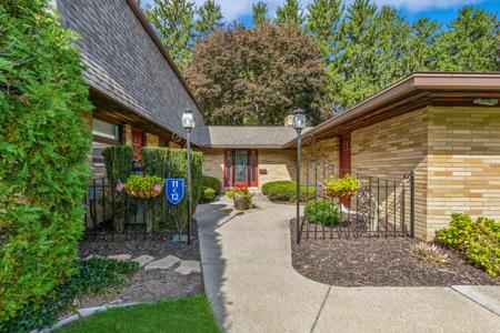 2727 S Lakeshore Drive