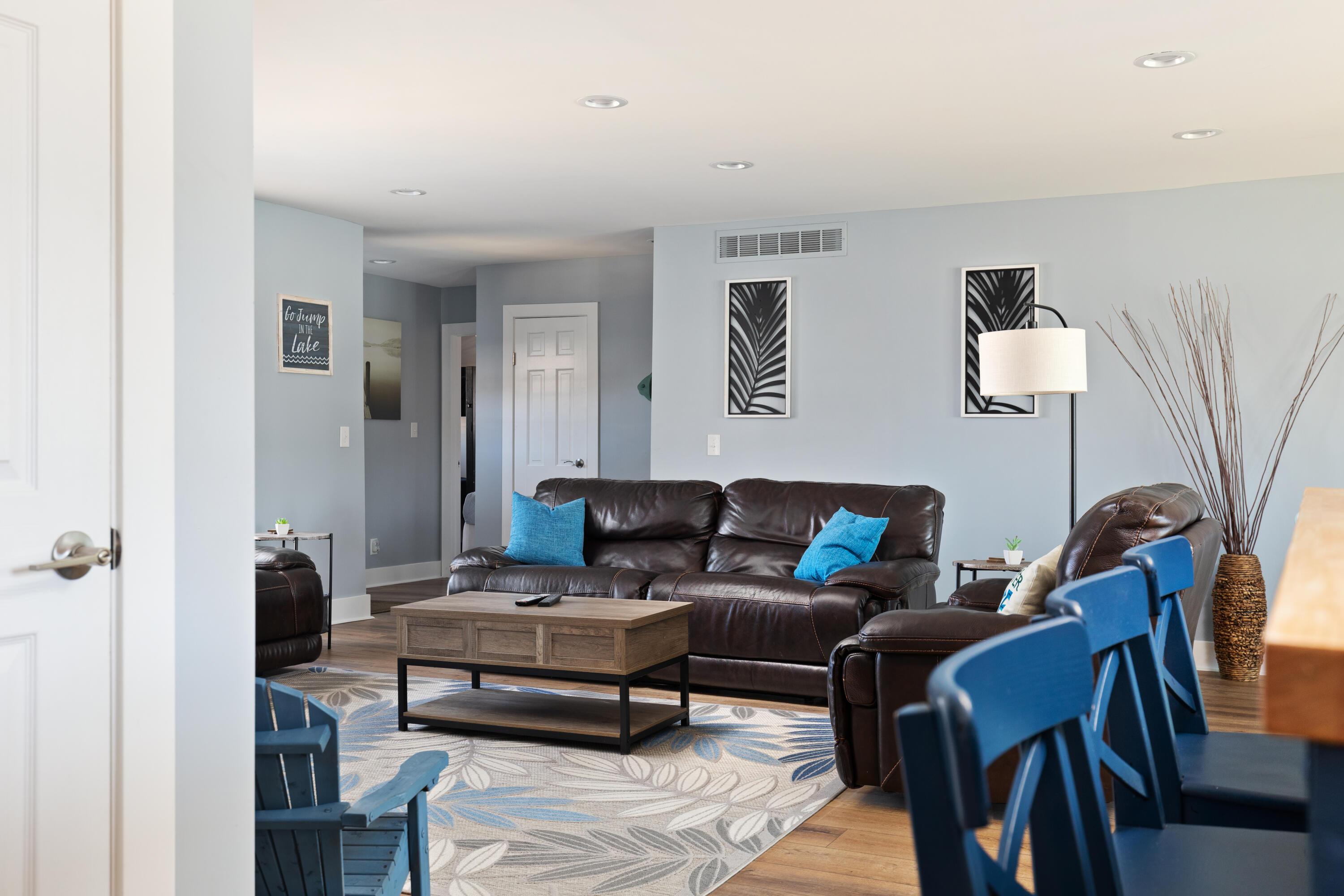 Image 3: 21557LakeSt_570-Edit