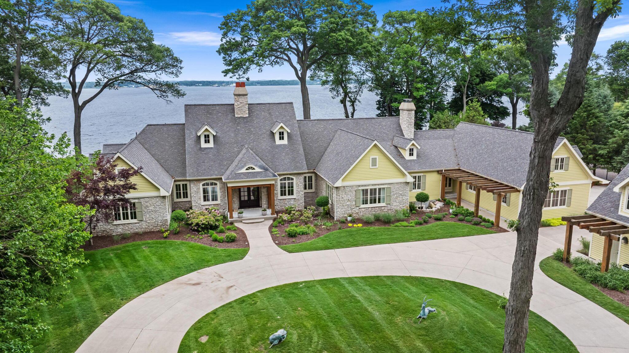 Image 4: Horseshoe driveway